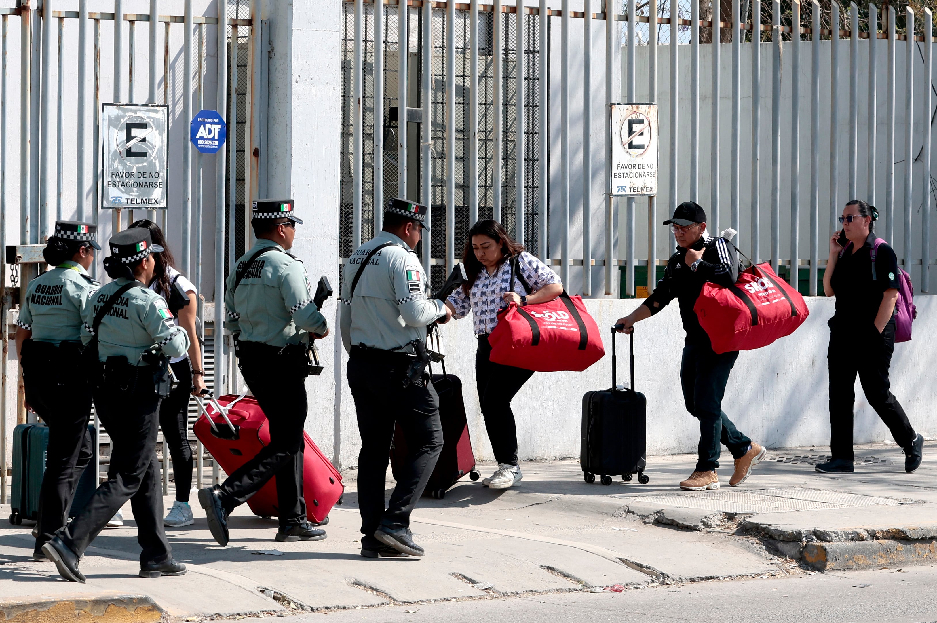 Personal de la Guardia Nacional llega al Aeropuerto Internacional de Guadalajara en Tlajomulco, Jalisco, México, el 22 de febrero de 2026. México confirmó el 22 de febrero que soldados abatieron a un poderoso líder de un cártel de la droga, uno de los hombres más buscados tanto en Estados Unidos como en el país. Nemesio Oseguera, de 59 años, líder del violento Cártel Jalisco Nueva Generación, resultó herido en un enfrentamiento con soldados en Tapalpa y falleció mientras era trasladado a la Ciudad de México, informó el ejército en un comunicado.