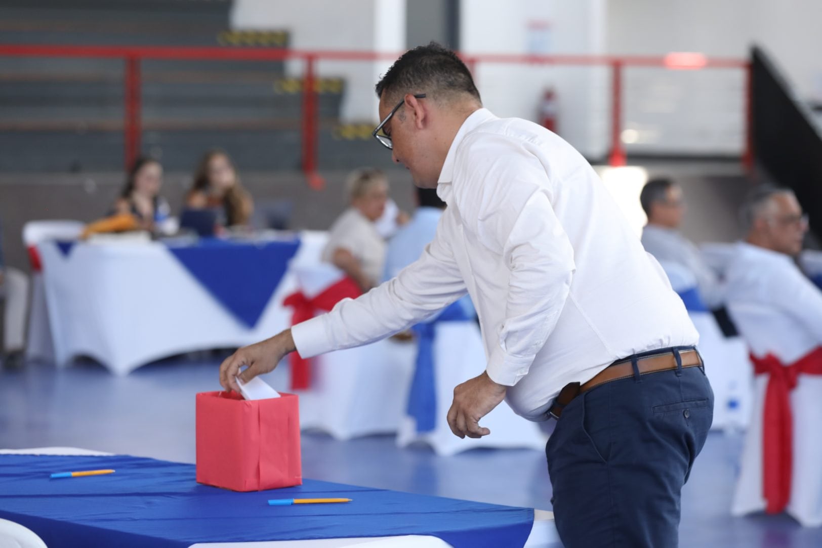 Stewart Gómez realizó los votos correspondientes a Fútbol Playa en la asamblea de la Fedefútbol.