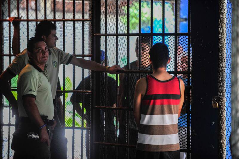 Juan, de 30 años, está en la cárcel de San Sebastián hace 42 días, tras ser detenido en el supermercado Palí, Paseo Colón, porque, al parecer, quiso llevarse 12 latas de guisantes. | JOSÉ CORDERO.