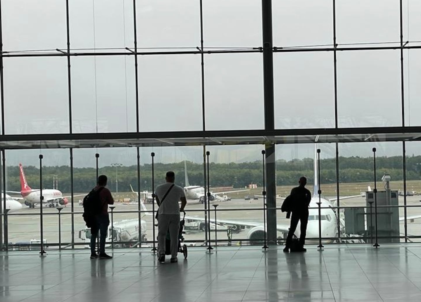¿Viaja fuera del país? El plan de escape que debe tener ante la crisis del combustible de aviones