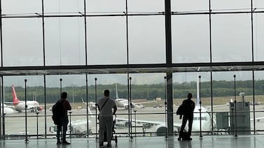 ¿Viaja fuera del país? El plan de escape que debe tener ante la crisis del combustible de aviones