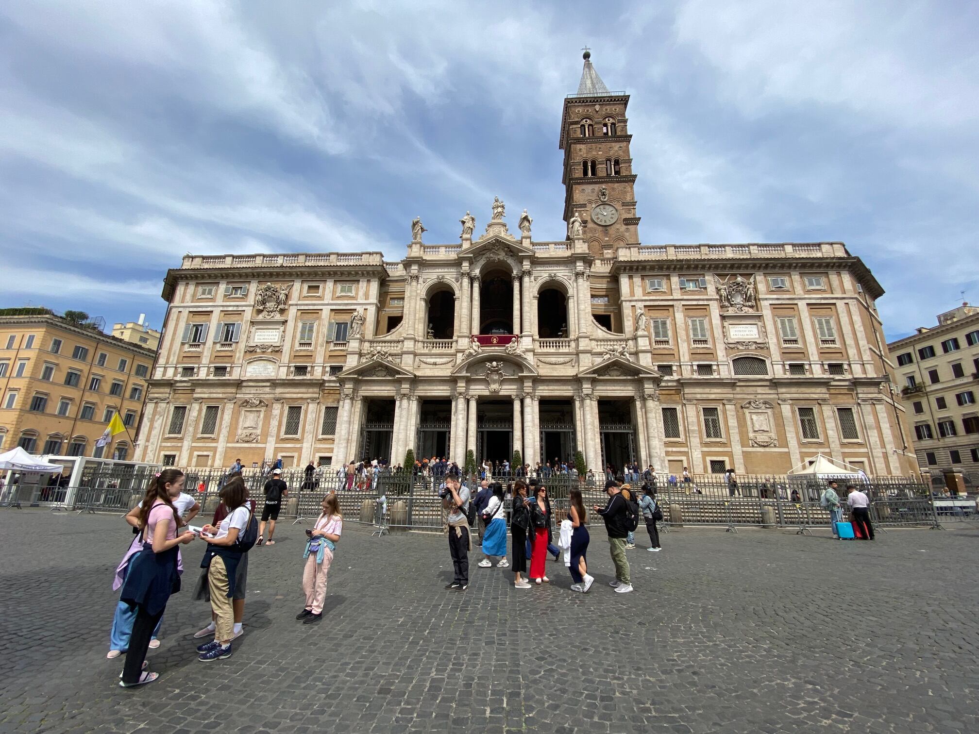 La Basílica de Santa María la Mayor se ubica en el corazón de Roma, a cuatro cuadras de la estación de trenes de Termini.