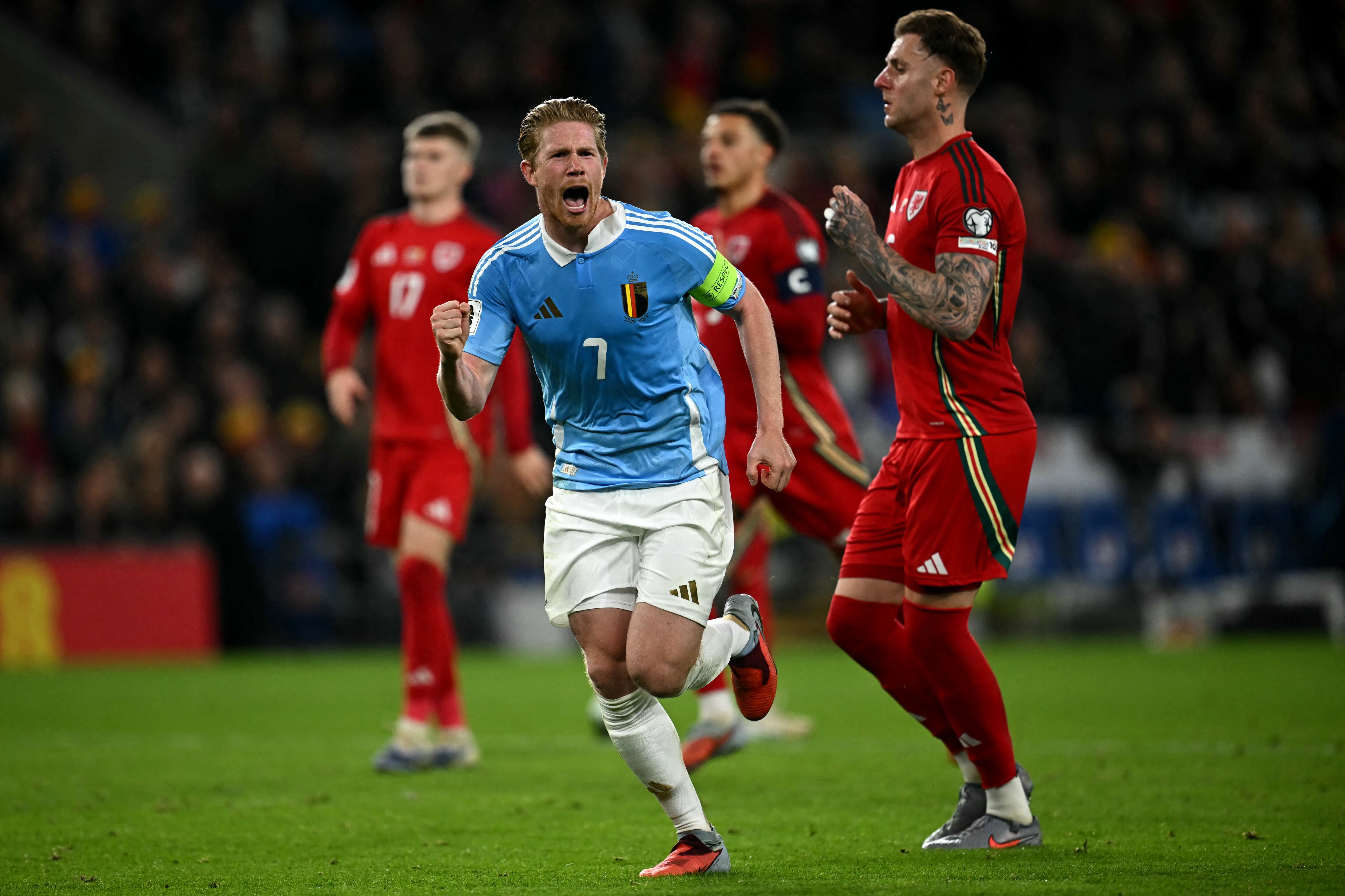 Una rata se metió al juego entre Gales y Bélgica, por la eliminatoria de la UEFA. AFP.