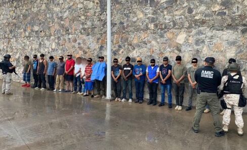Detienen a 7 menores sicarios en dos operativos de seguridad en el desierto de Sonora, México. Foto: Especial/El Universal/México/GDA
