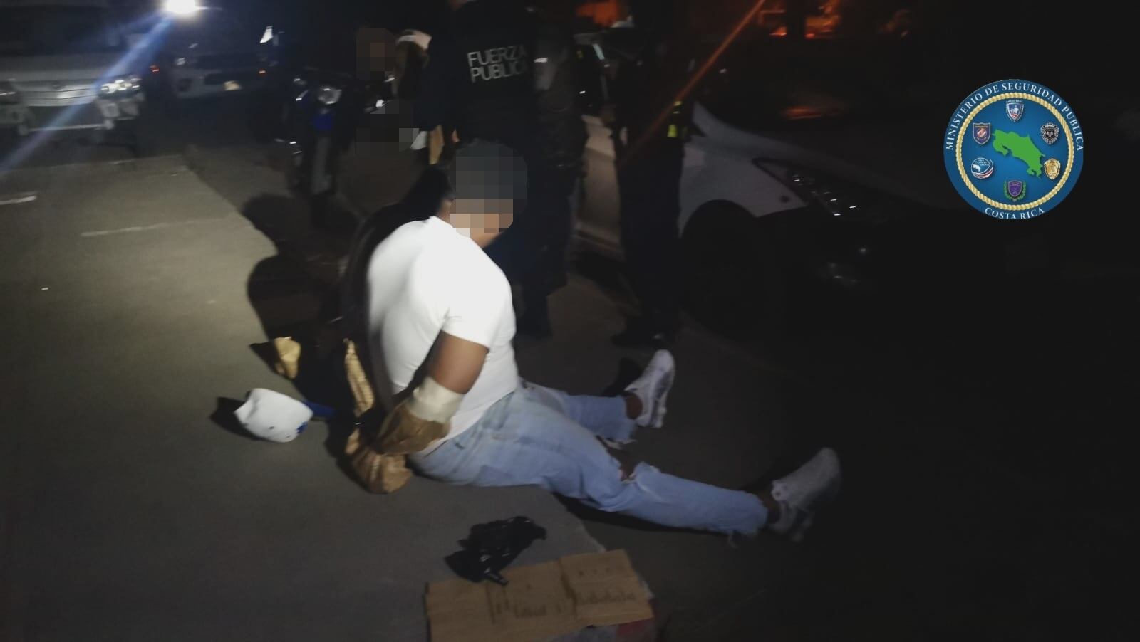 A los tres detenidos se les envolvieron las manos para realizarles pruebas de parafina en laboratorios y buscar residuos de pólvora. Foto: Cortesía MSP.