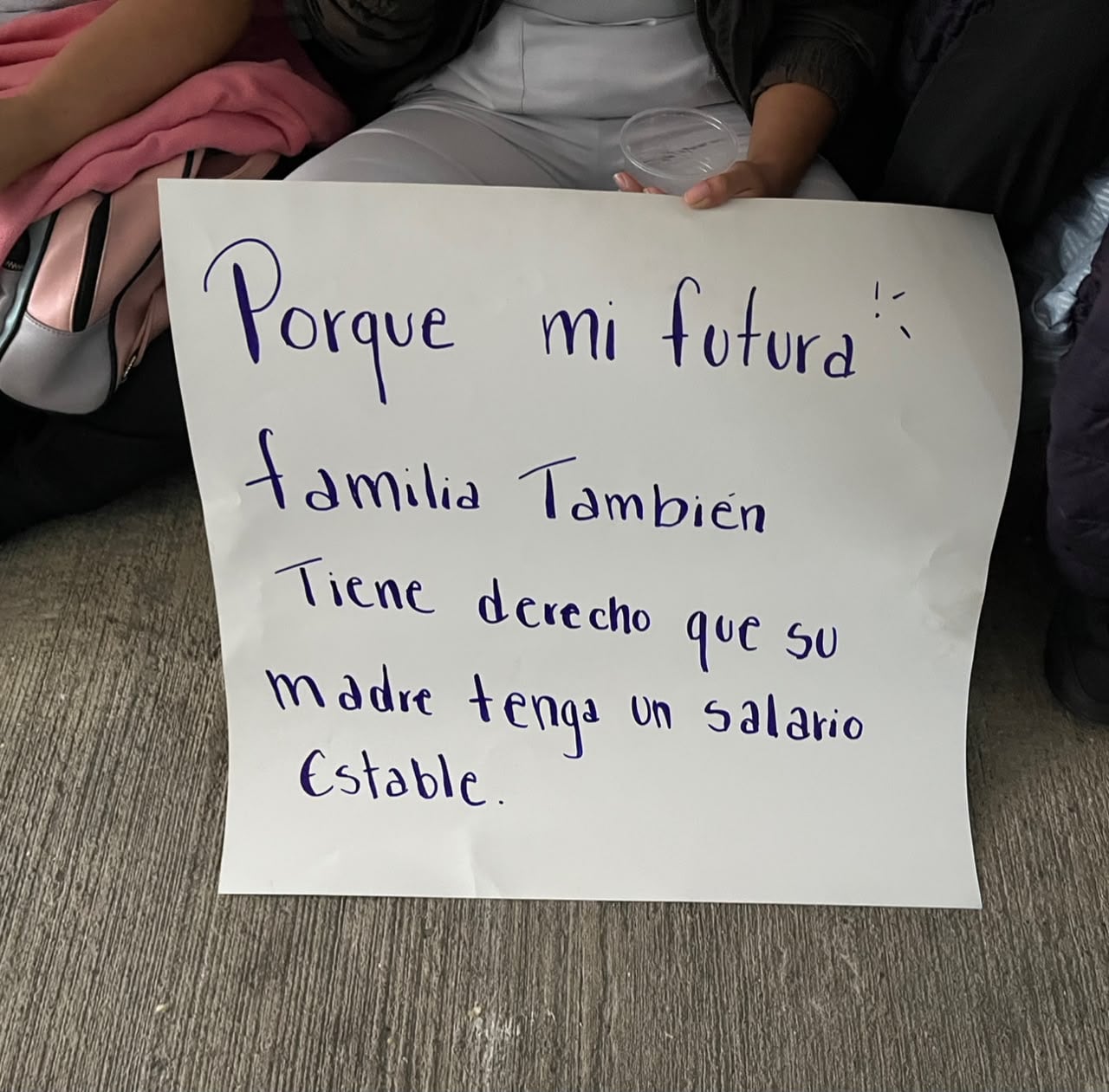 Personal de salud de la CCSS llegó con carteles de protesta a las oficinas de Sinaes Afines en San José.