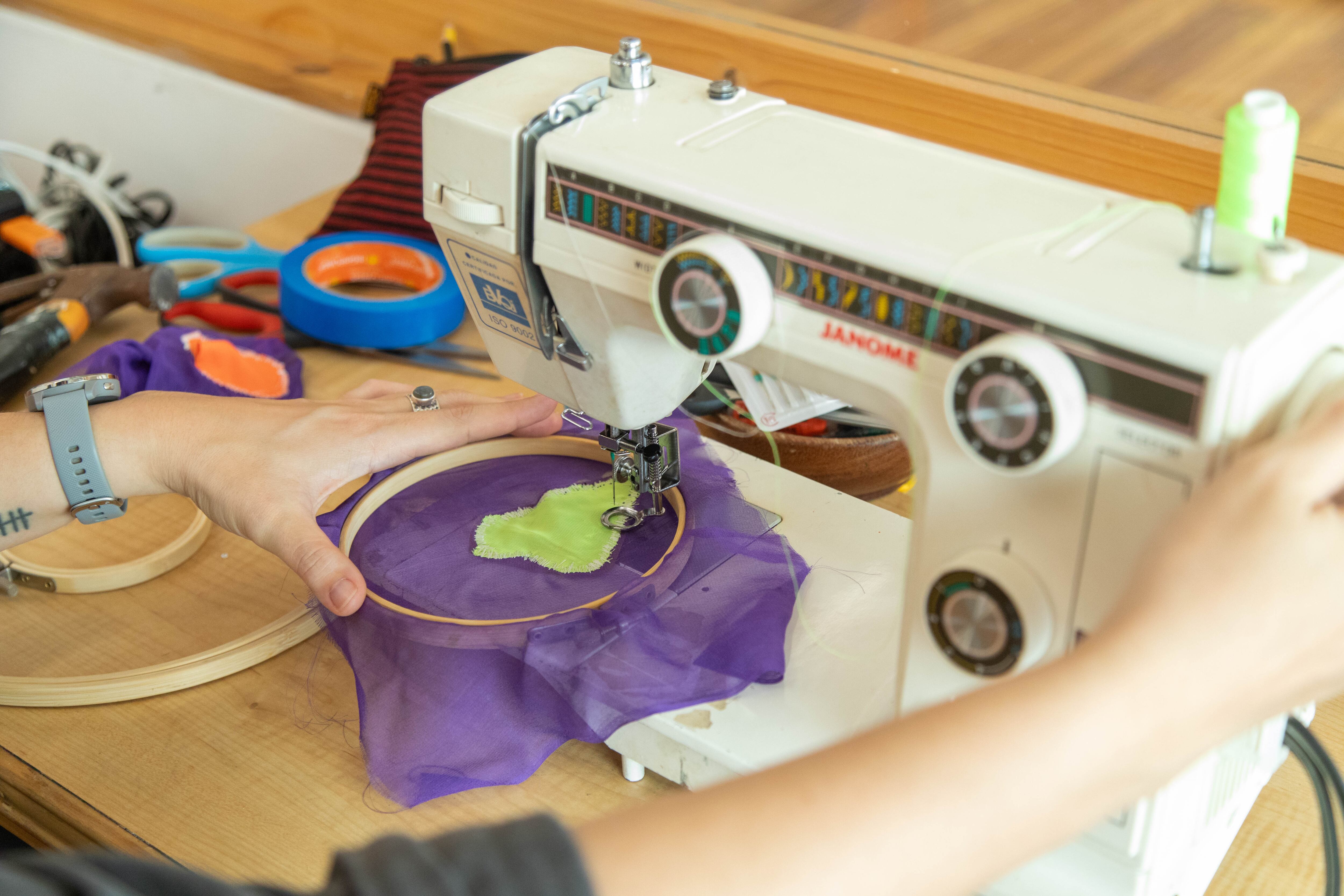 La artista Emilia Yang trabajando durante su residencia en Satisfactory, en barrio Escalante.