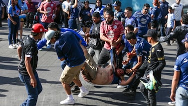 Violencia y cuatro heridos mancharon un clásico en Centroamérica (y aún así se jugó)