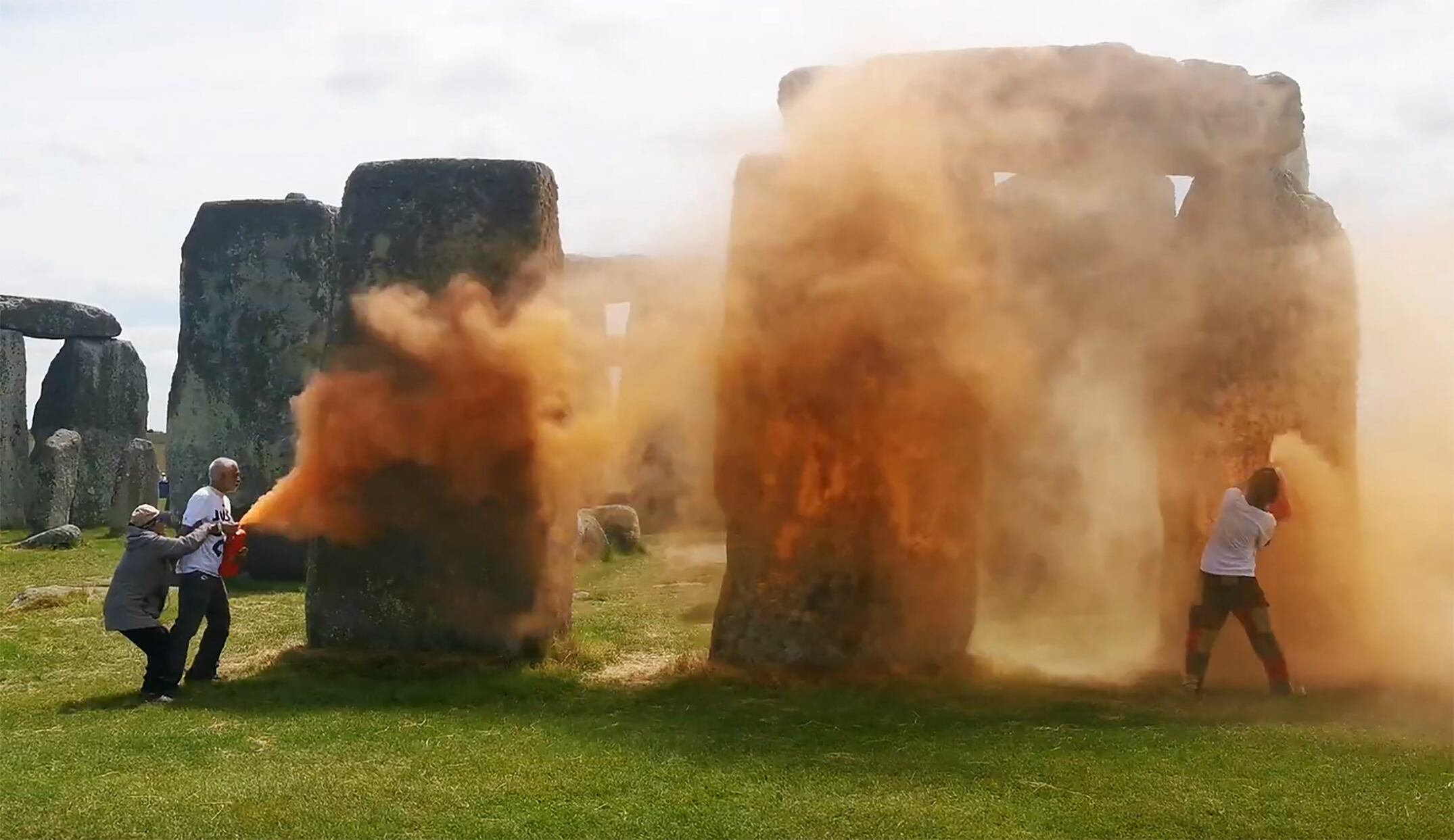 Activistas de Just Stop Oil fueron detenidos por vandalizar Stonehenge con pintura. La organización defiende la acción y critica la falta de medidas contra la crisis climática.