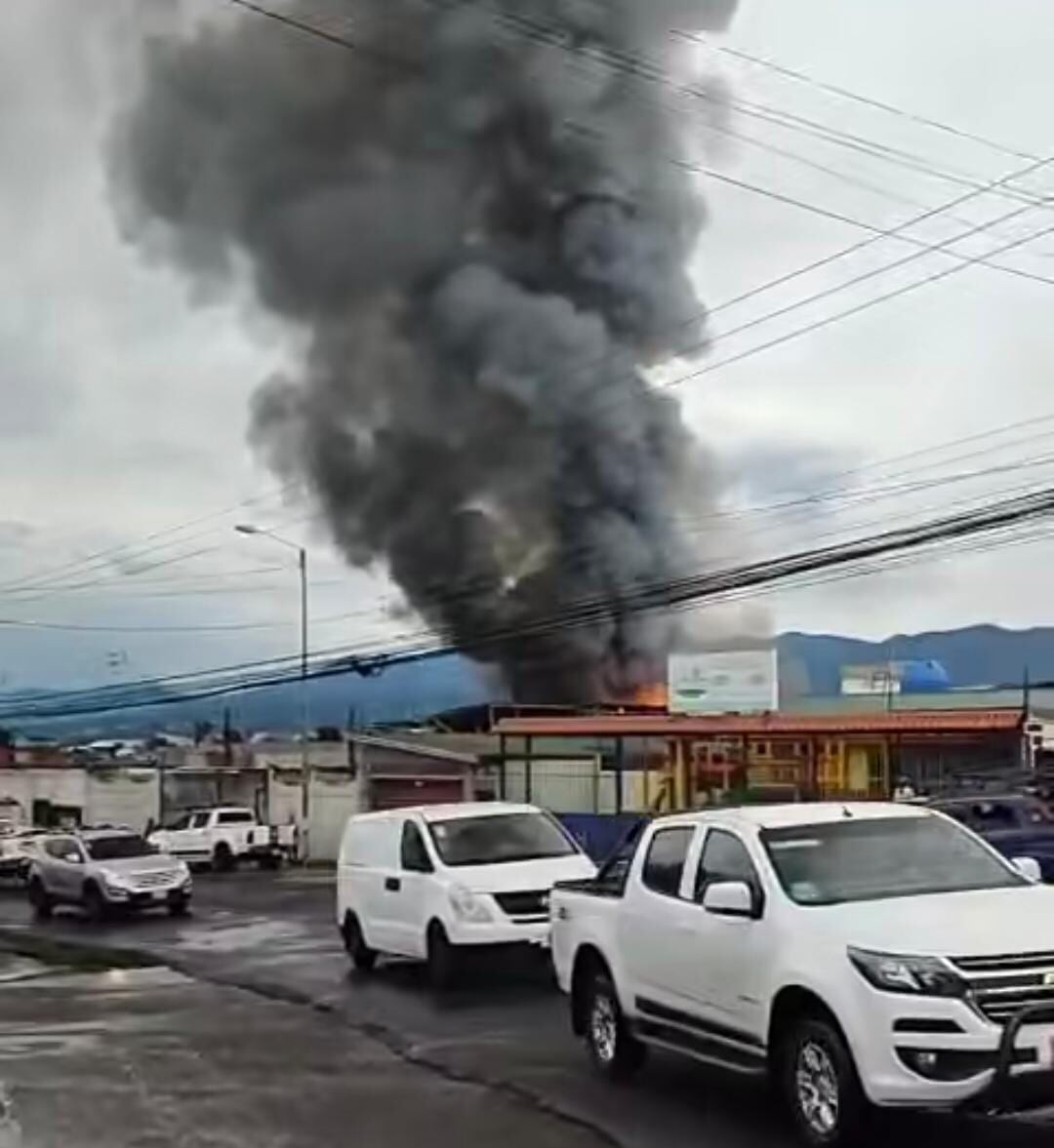 La columna de humo que provocó el incendio se puede apreciar desde varios kilómetros de distancia.