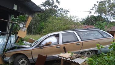 Carroza fúnebre con un cadáver se queda sin frenos