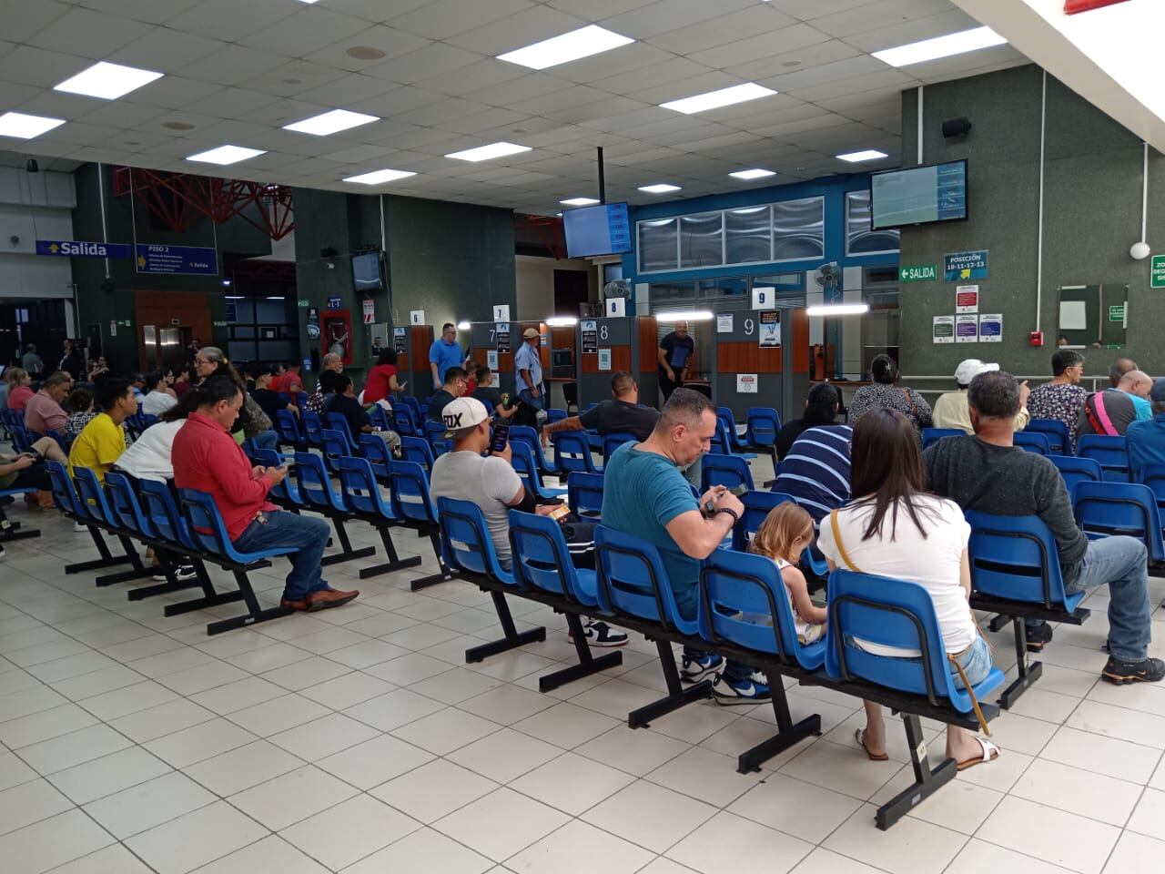 Esta es una de las salas de espera para tramitar la cédula en el Tribunal Supremo de Eleccciones (TSE), decenas de funcionarios trabajan para tener las cédulas a tiempo para que las personas participen de las elecciones municipales 2024.