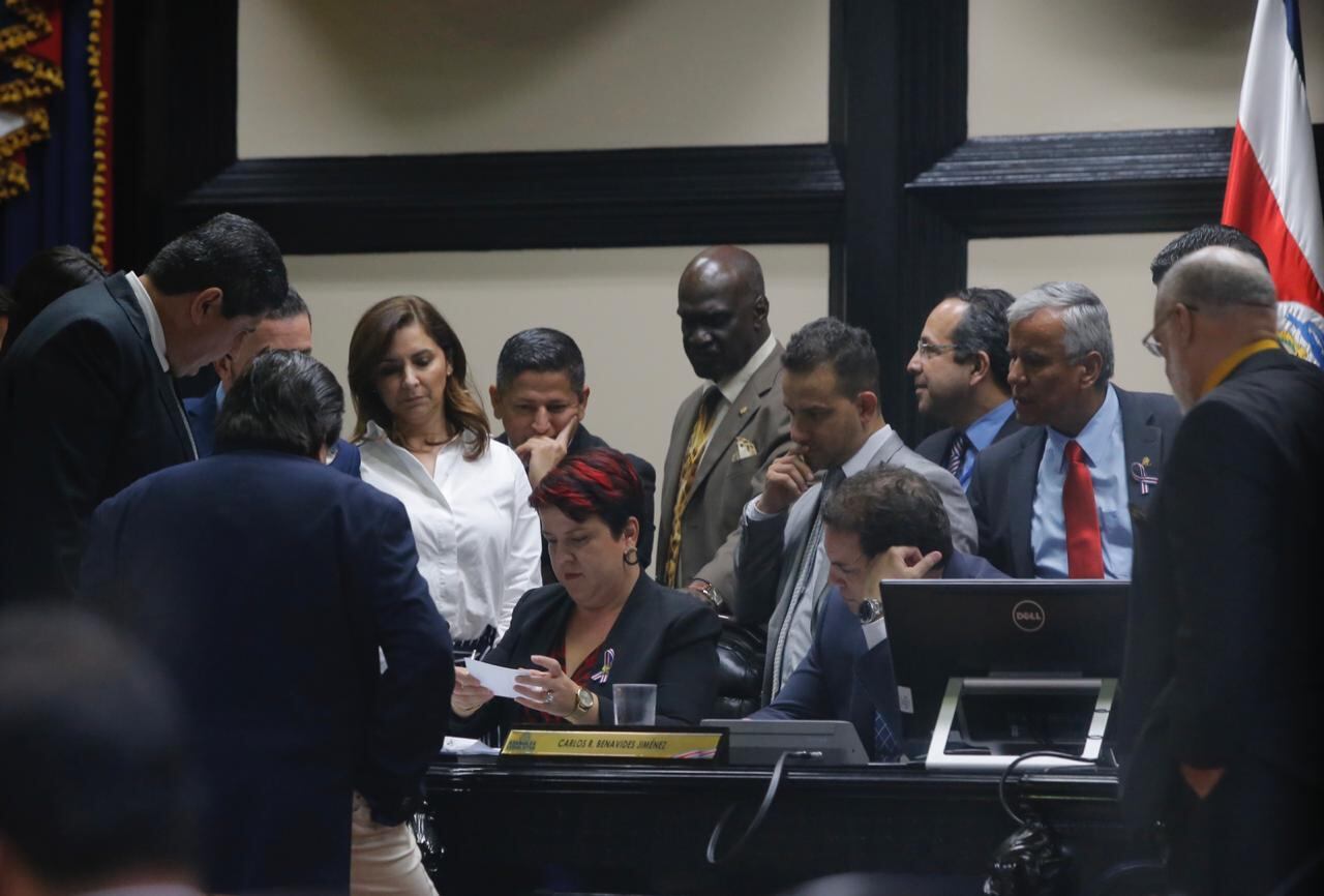 La secretaria del Directorio, Laura Guido, contó los votos.