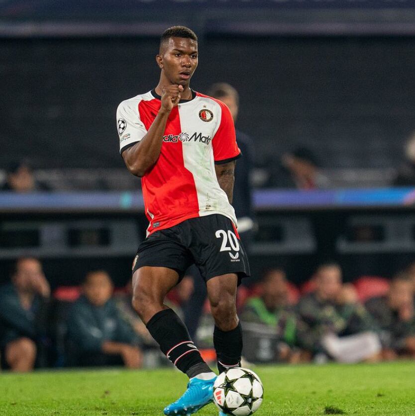 Jeyland Mitchell debutó en el fútbol de Países Bajos, luego de siete meses de haberse vinculado al Feyenoord. Foto tomada de X.