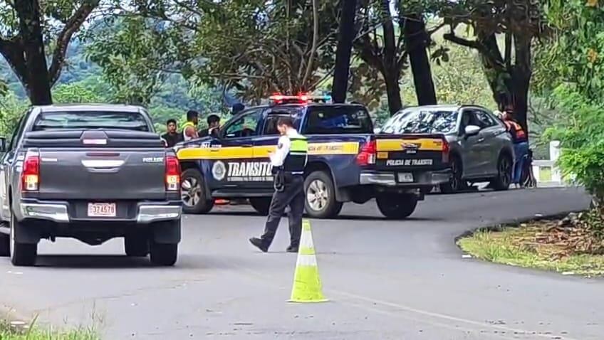 El motociclista perdió la vida tras salirse de la vía y caer a una quebrada de unos cinco metros de profundidad, en el sector de El Molino de Florencia, San Carlos.