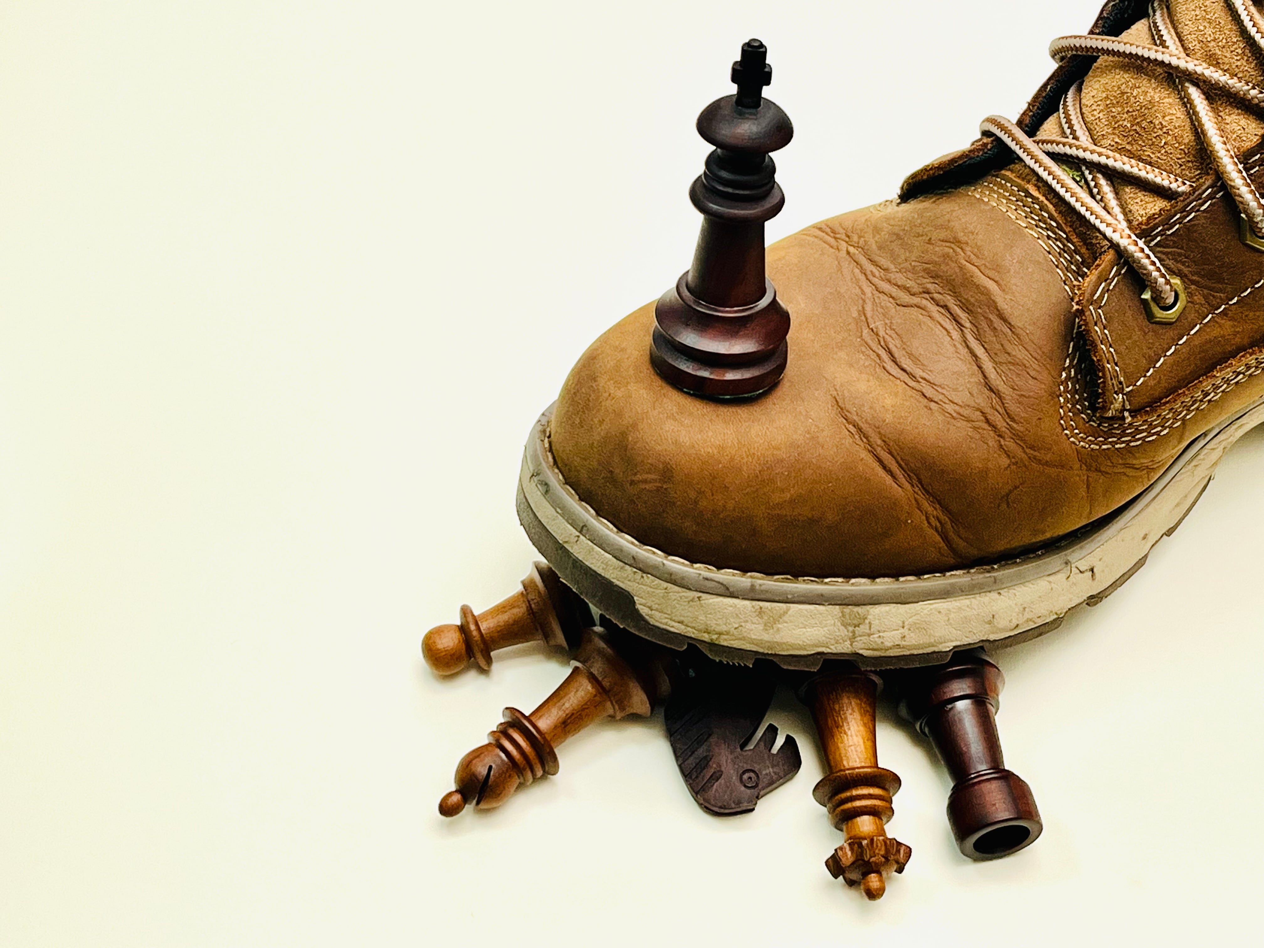 Bota pisa piezas de ajedrez