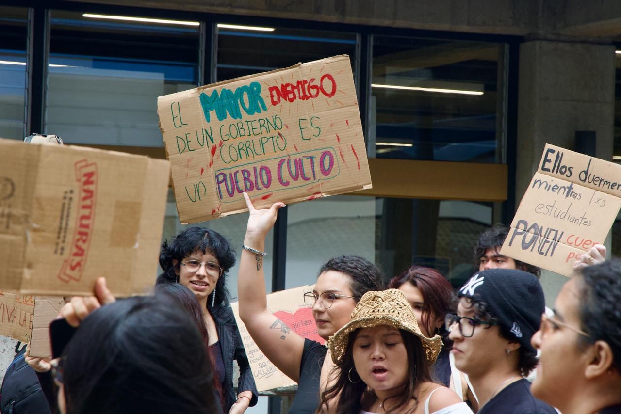 Estudiantes de la UCR protestan en la Rectoría por falta de apoyo del rector Carlos Araya, en las negociaciones del FEES.