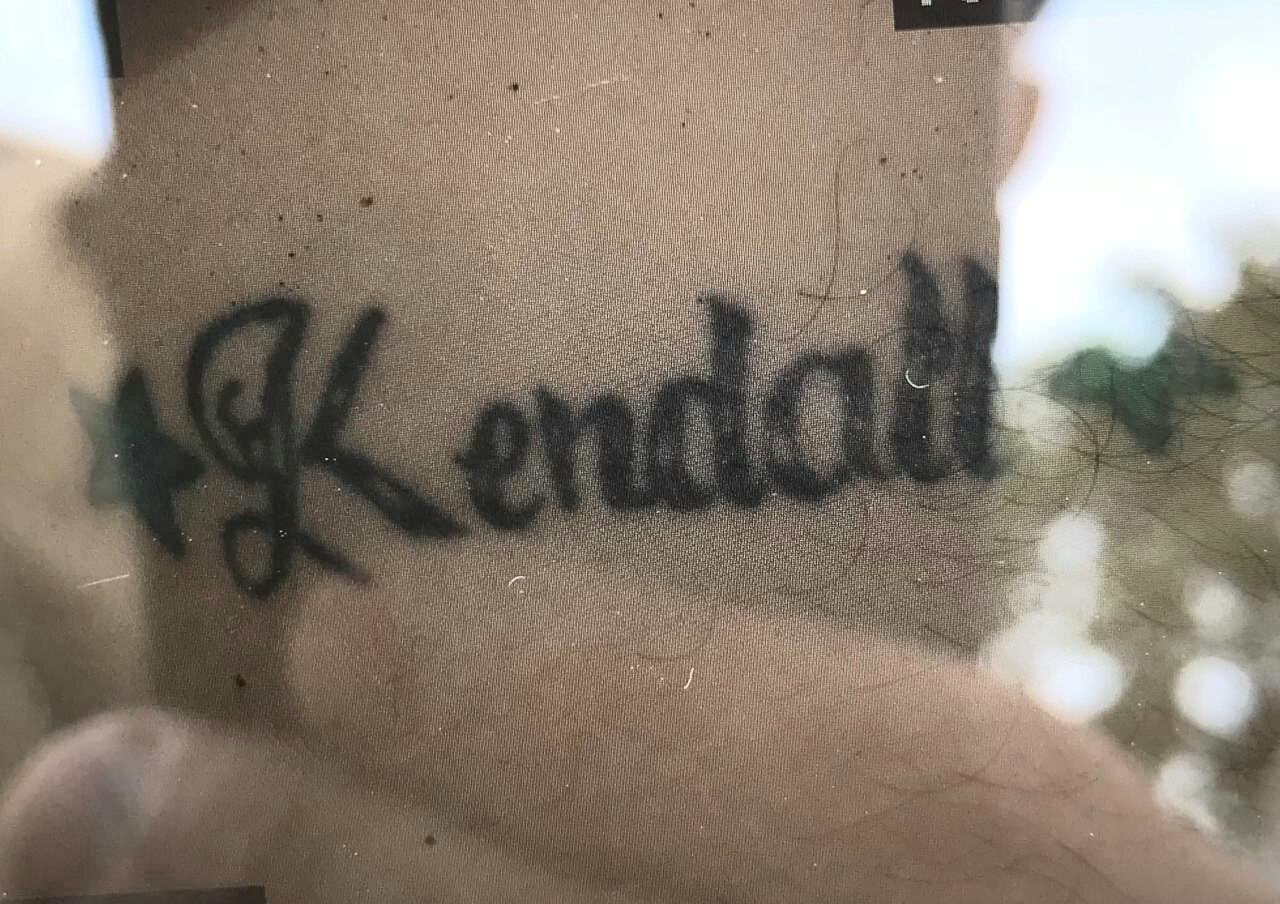 Este nombre en medio de dos estrellas, puede ayudar al OIJ a obtener la identidad del fallecido y así tratar de aclarar lo ocurrido. Foto: Suministrada por Edgar Chinchilla.