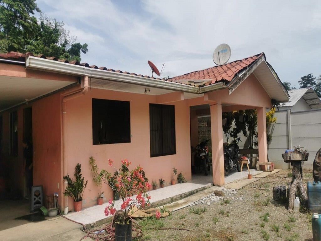 Ubicada en Liverpool de Río Blanco, a 220 metros este del salón del Reino de los Testigos de Jehová, esta vivienda cuenta con una cochera, balcón y área de pilas, lo cual la convierte en una opción completa dentro de esta oferta.