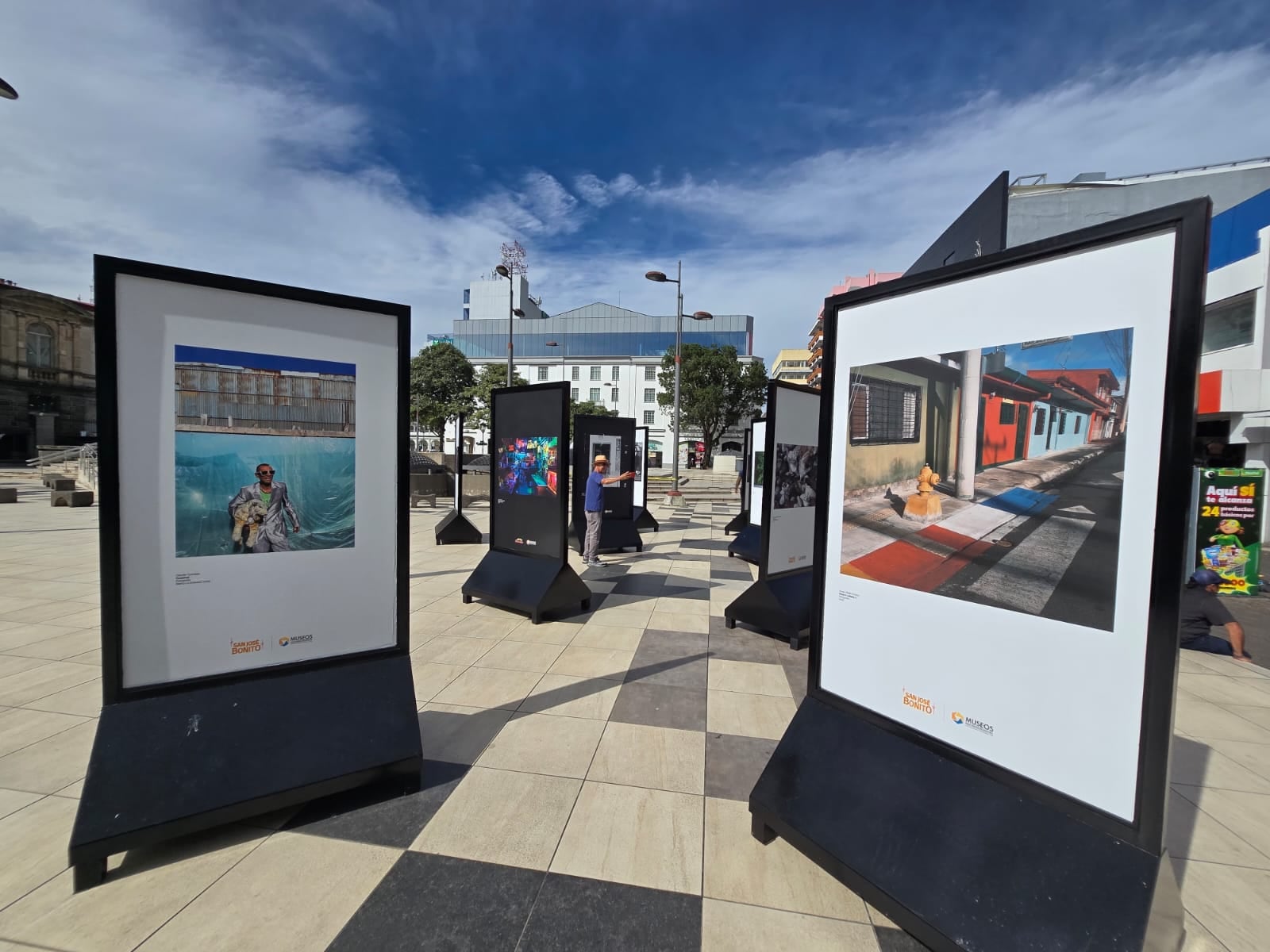 Personajes como Gerardo Vargas, 'Superman', y María Quirós; ambos recurrentes en la capital, son parte de las fotografías.