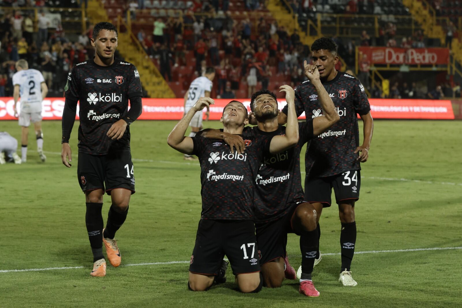 Carlos Mora ingresó de cambio y evitó que el partido entre Alajuelense y Liberia se fuera a penales. Su gol le dio el boleto a semifinales a la Liga, en el Torneo de Copa.
