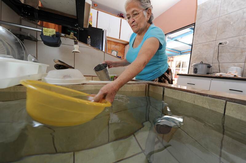 Cada madrugada, Fanny Fonseca, vecina de Zapote, se levanta a recoger agua en baldes, ollas y en una pileta que tiene en su cocina. Para ella y su familia, el aseo personal y de los sanitarios son los más afectados con la suspensión del servicio de agua potable. | JORGE CASTILLO.