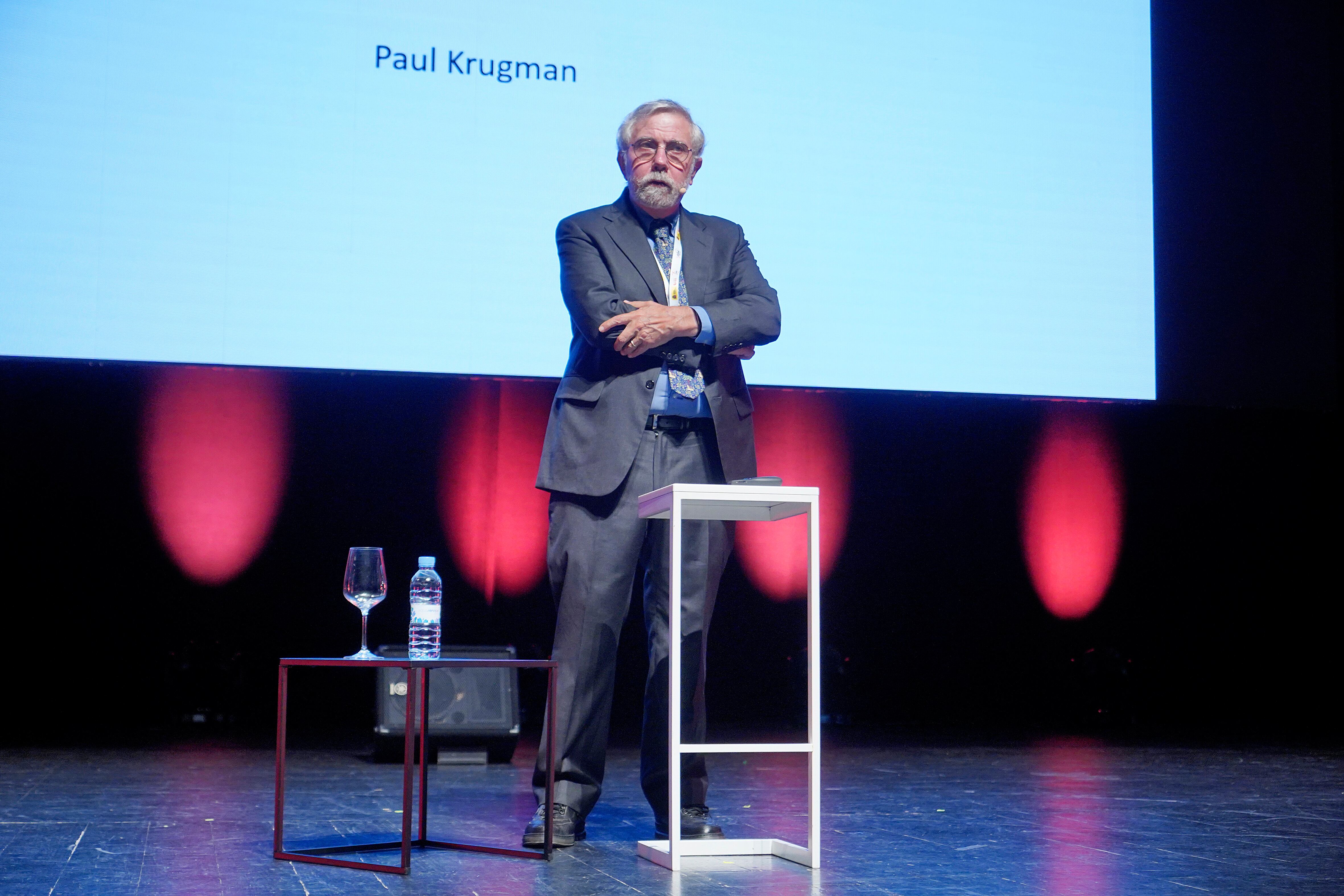El premio Nobel de Economía 2023, Paul Krugman, durante una conferencia en el Vigo Global Summit 2023 en el Auditorio Mar de Vigo, a 27 de junio de 2023, en Vigo, Pontevedra, Galicia (España). El Vigo Global Summit 2023 es un congreso internacional organizado por Consorcio de la Zona Franca de Vigo con motivo de su 75 aniversario que reúne a expertos en los campos de la economía, los negocios y la política para analizar el futuro de Vigo, Galicia, España y la Unión Europea.