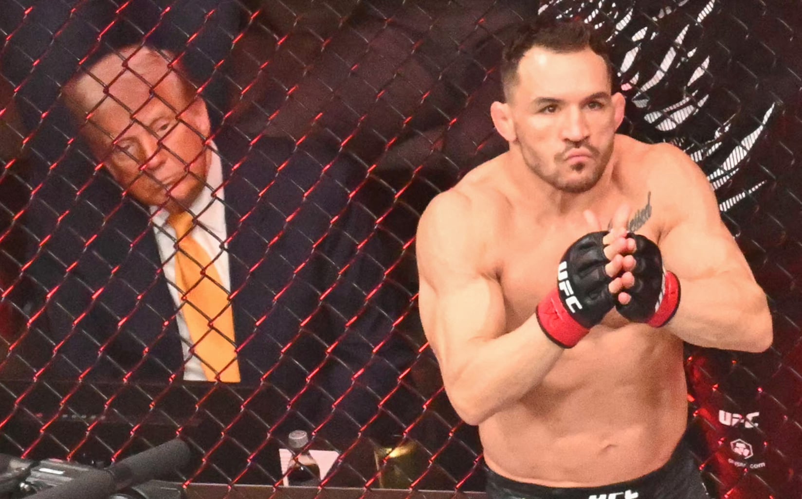 El presidente de Estados Unidos, Donald Trump, observa al peleador estadounidense Michael Chandler antes de su combate de peso ligero contra el británico Paddy Pimblett (fuera de cuadro) durante el evento UFC 314 en el Kaseya Center, en Miami, Florida, el 12 de abril de 2025.
(Foto: Mandel NGAN / AFP)