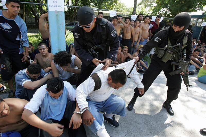 Pandilleros de la Mara Salvatrucha y la Mara 18 capturados durante un operativo en San Salvador en el 2006. | ARCHIVO/AFP
