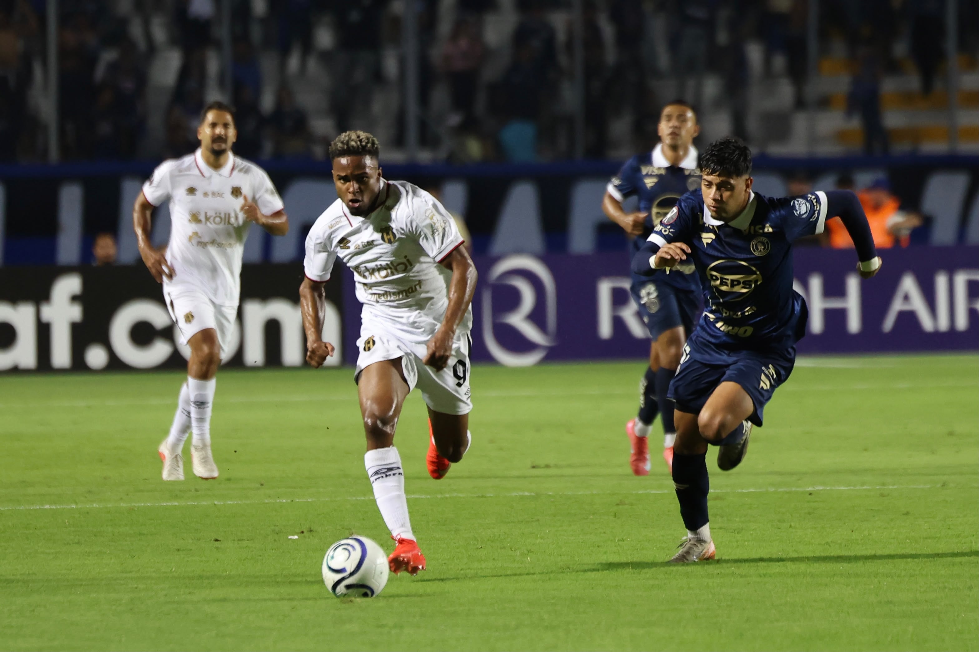Kenyel Michel es uno de los jugadores que intentó generar peligro en la primera parte del partido entre Motagua y Alajuelense, en la ida de la semifinal de la Copa Centroamericana.