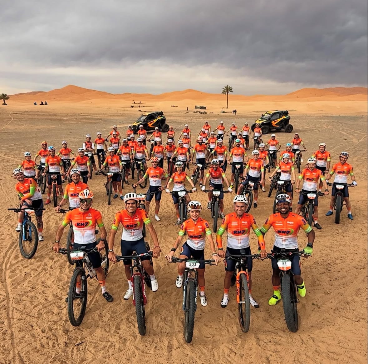 Andrey Amador acudió a la Titan Desert para experimentar algo distinto y ya es líder de la competencia.