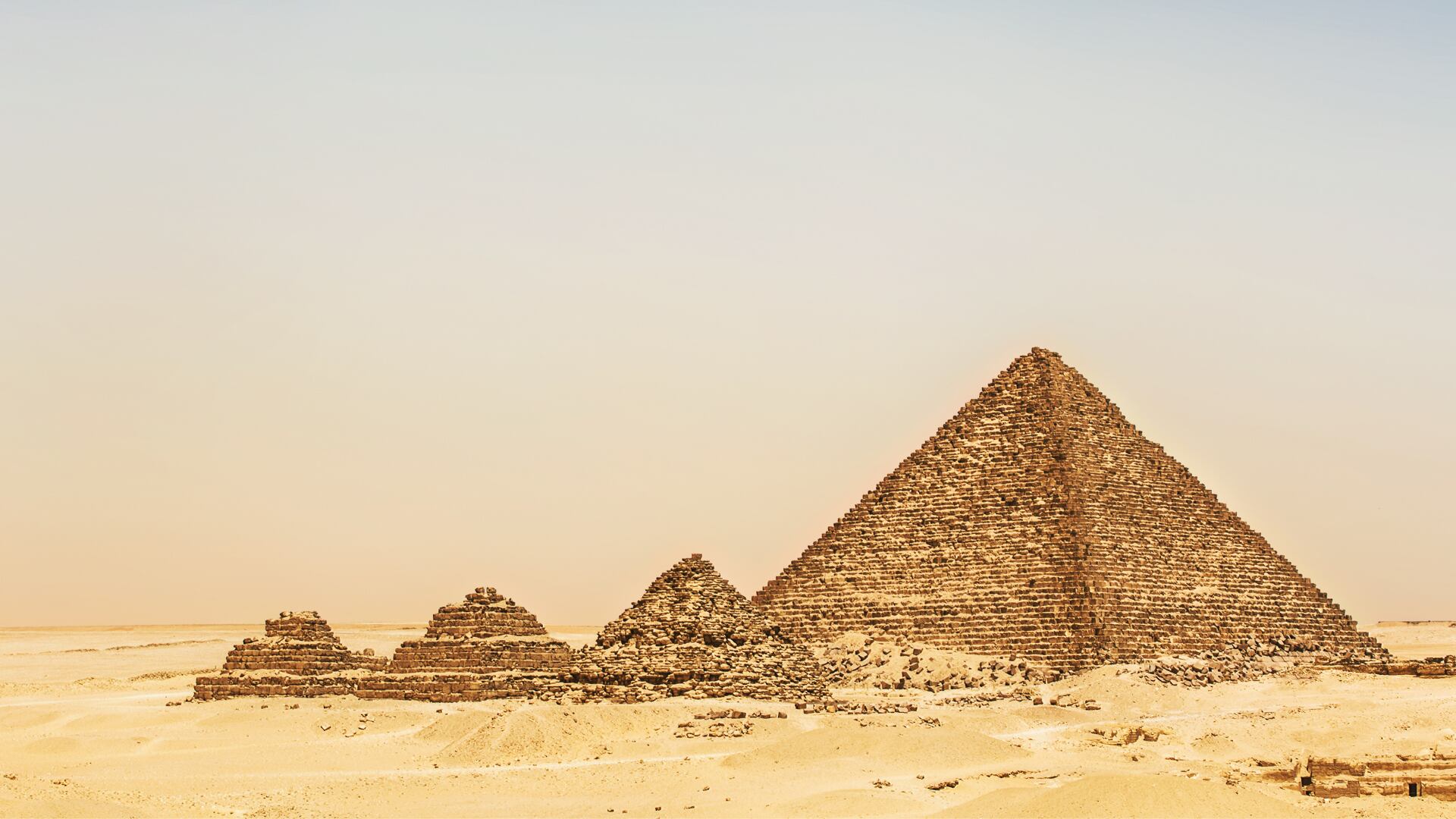 Nueva anomalía detectada en la cara este de la Pirámide de Micerino sugiere presencia de una entrada desconocida.