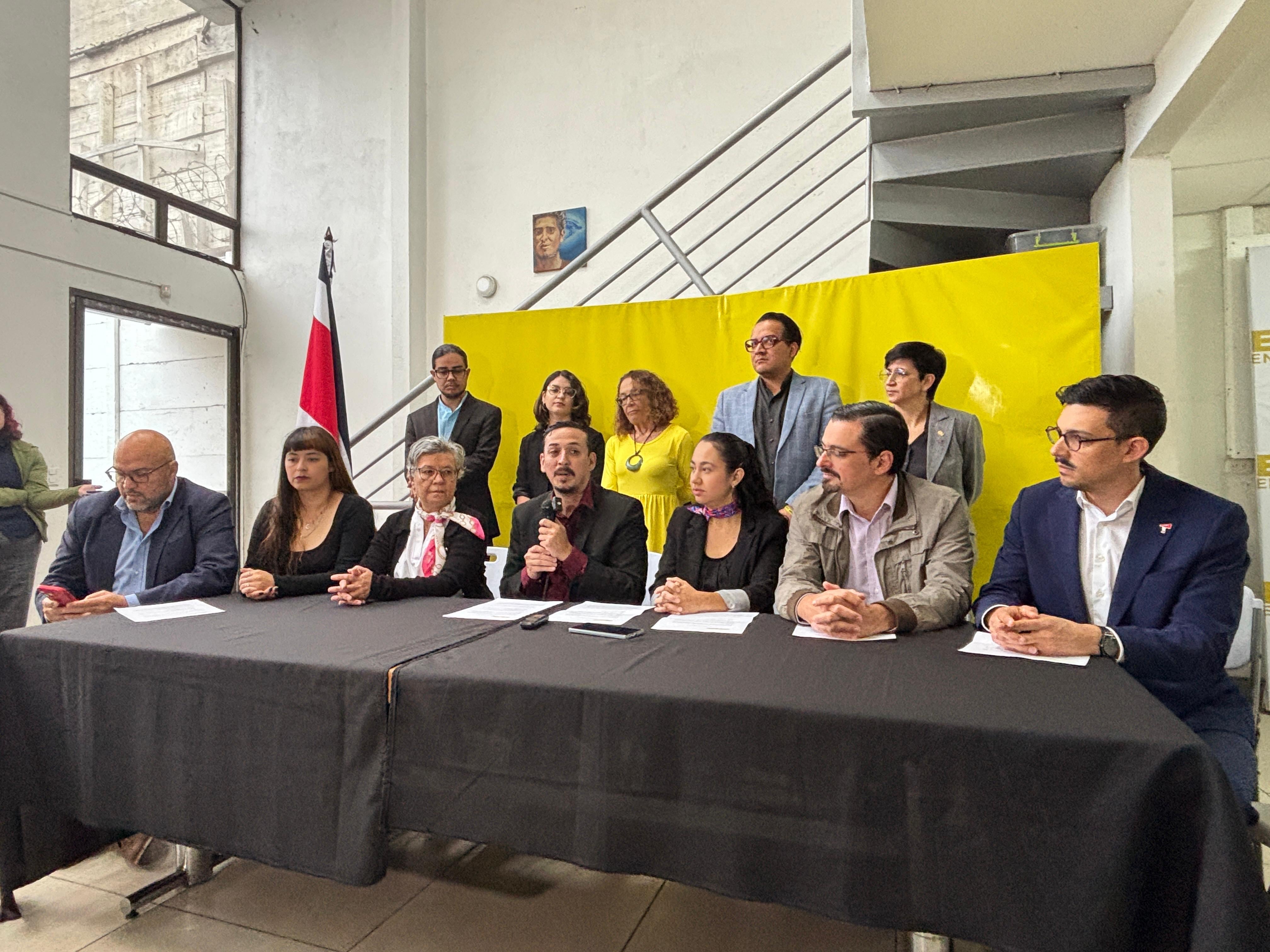 El Frente Amplio hizo un llamado a las bancadas de oposición electas a firmar un pacto "contra amenazas democráticas".