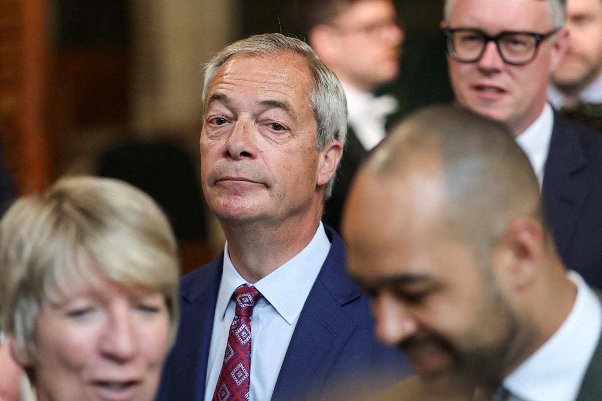 El líder de Reform UK, Nigel Farage, camina por la Cámara de los Comunes para asistir a la Apertura Estatal del Parlamento en el Palacio de Westminster, en Londres, el 13 de mayo de 2026.