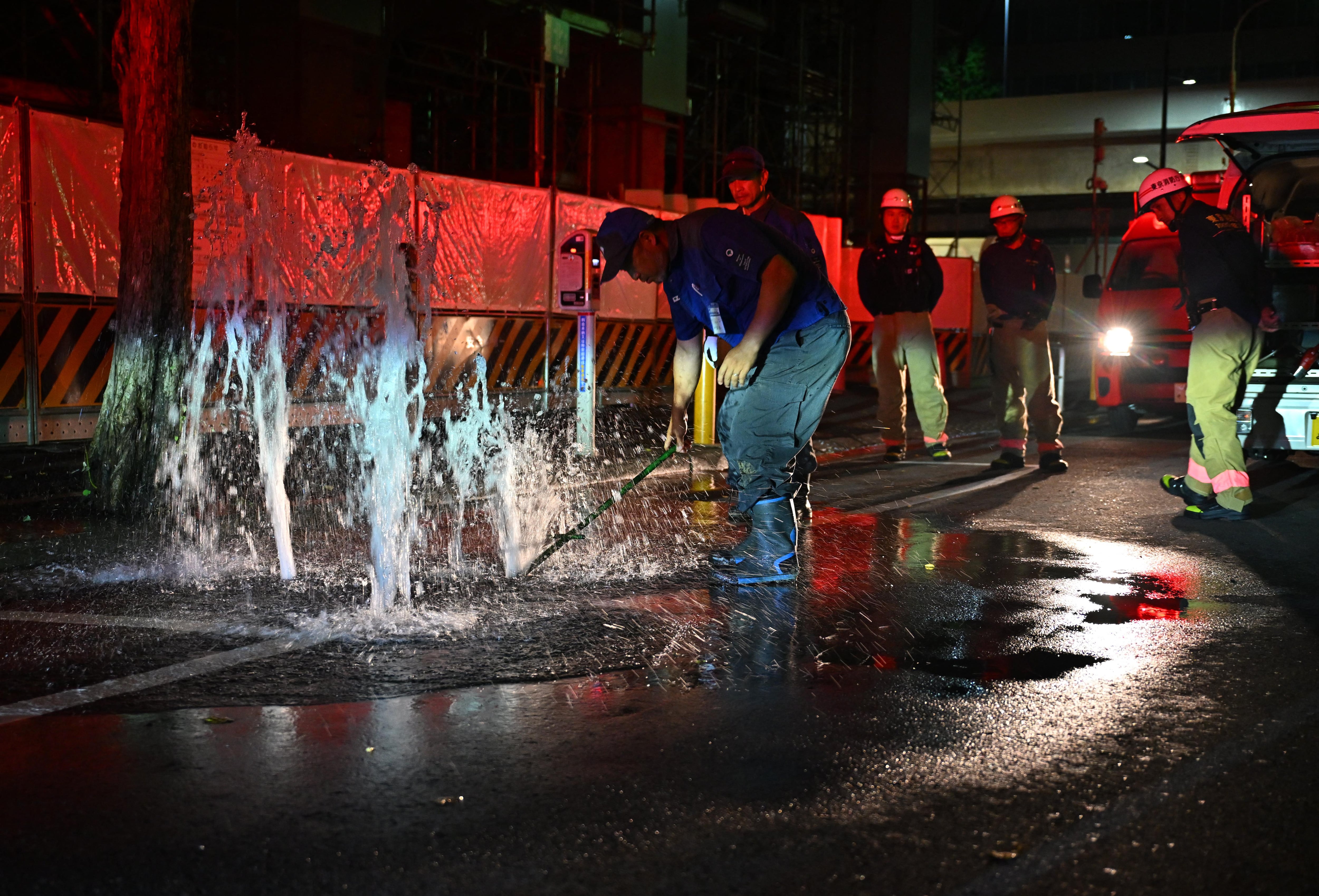 Una calle se inundó en el distrito de Koto, en Tokio, el domingo 23 de agosto en ese país. Un terremoto con una magnitud de 5,9 sacudió la región de Kanto de madrugada, según la Agencia Meteorológica de Japón.