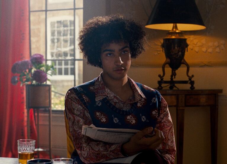 Archie Madekwe es de las sorpresas de 'Saltburn, pese a que se hizo popular con el filme 'Gran Turismo'.