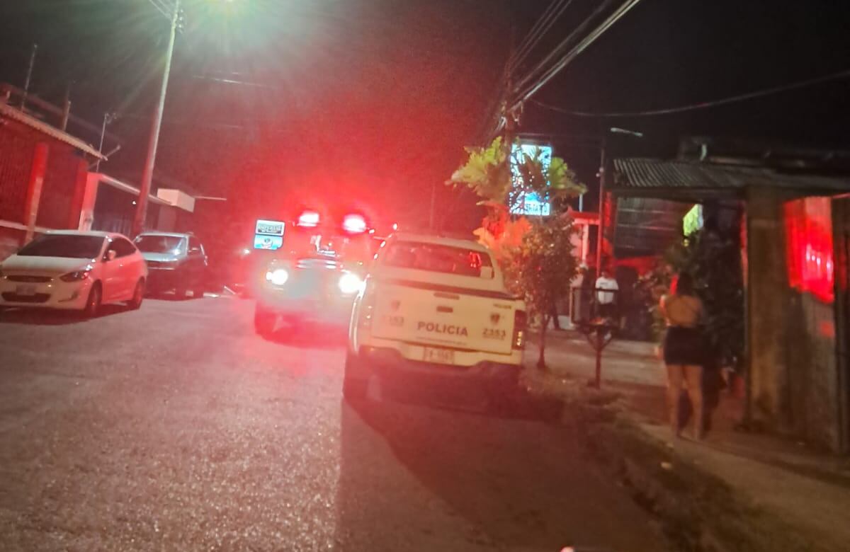 Un hombre identificado como Roberto Leiva fue asesinado a balazos en un bar de San Isidro de Pérez Zeledón. Foto: Mario Cordero.