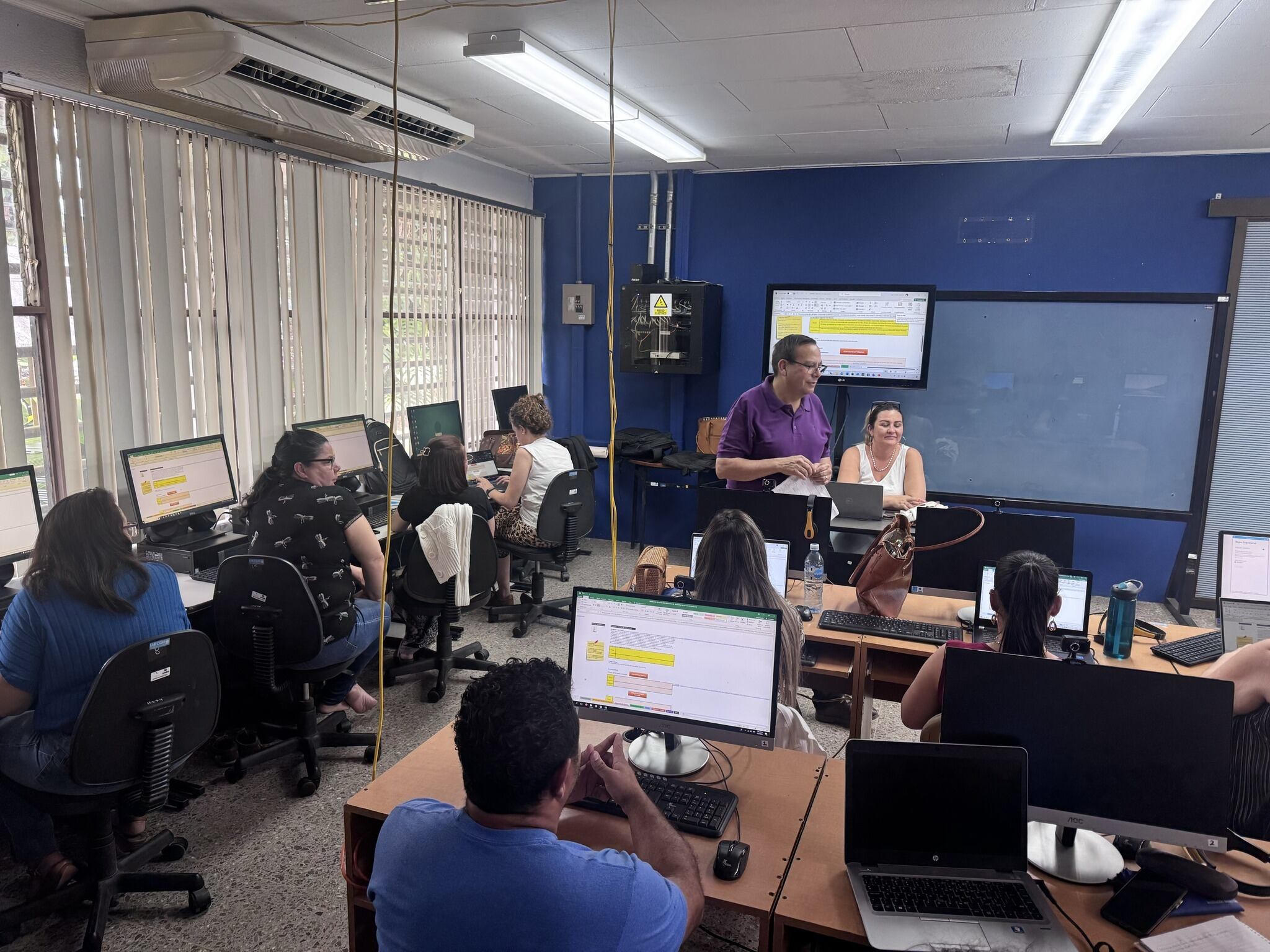 Participantes del programa de formación empresarial impulsado por el INA y la UNED en Costa Rica. La iniciativa ofrece capacitación especializada, financiamiento y asesoría técnica para fortalecer la gestión de pymes en la Región Occidente.