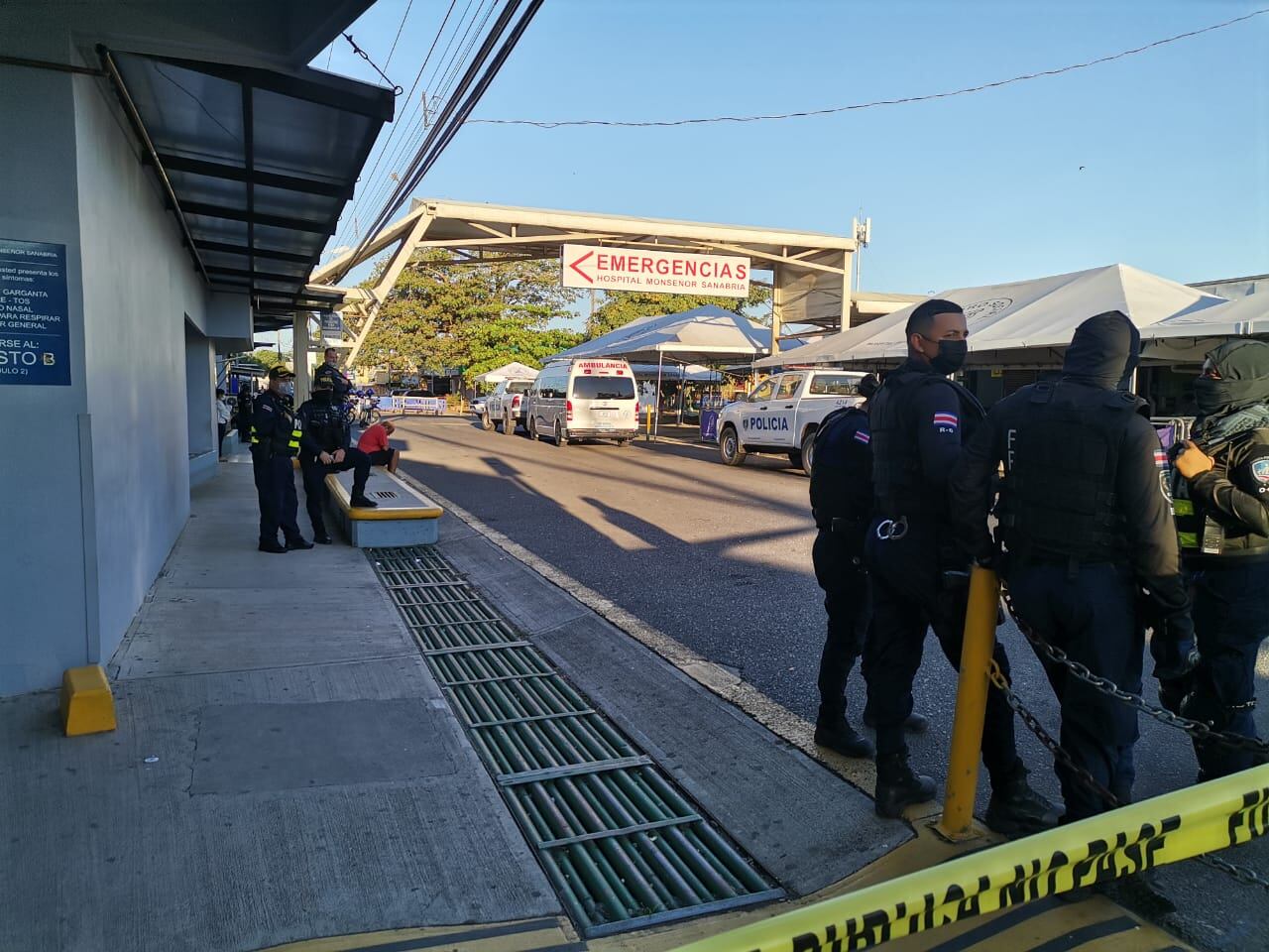 Como los heridos fueron llevados en carros particulares al Hospital Monseñor Sanabria, las bandas rivales se volveron a encontrar en la sección de Emergencias, donde la Policía tuvo que intervenir para evitar más tiroteos. Foto: Andrés Garita.
