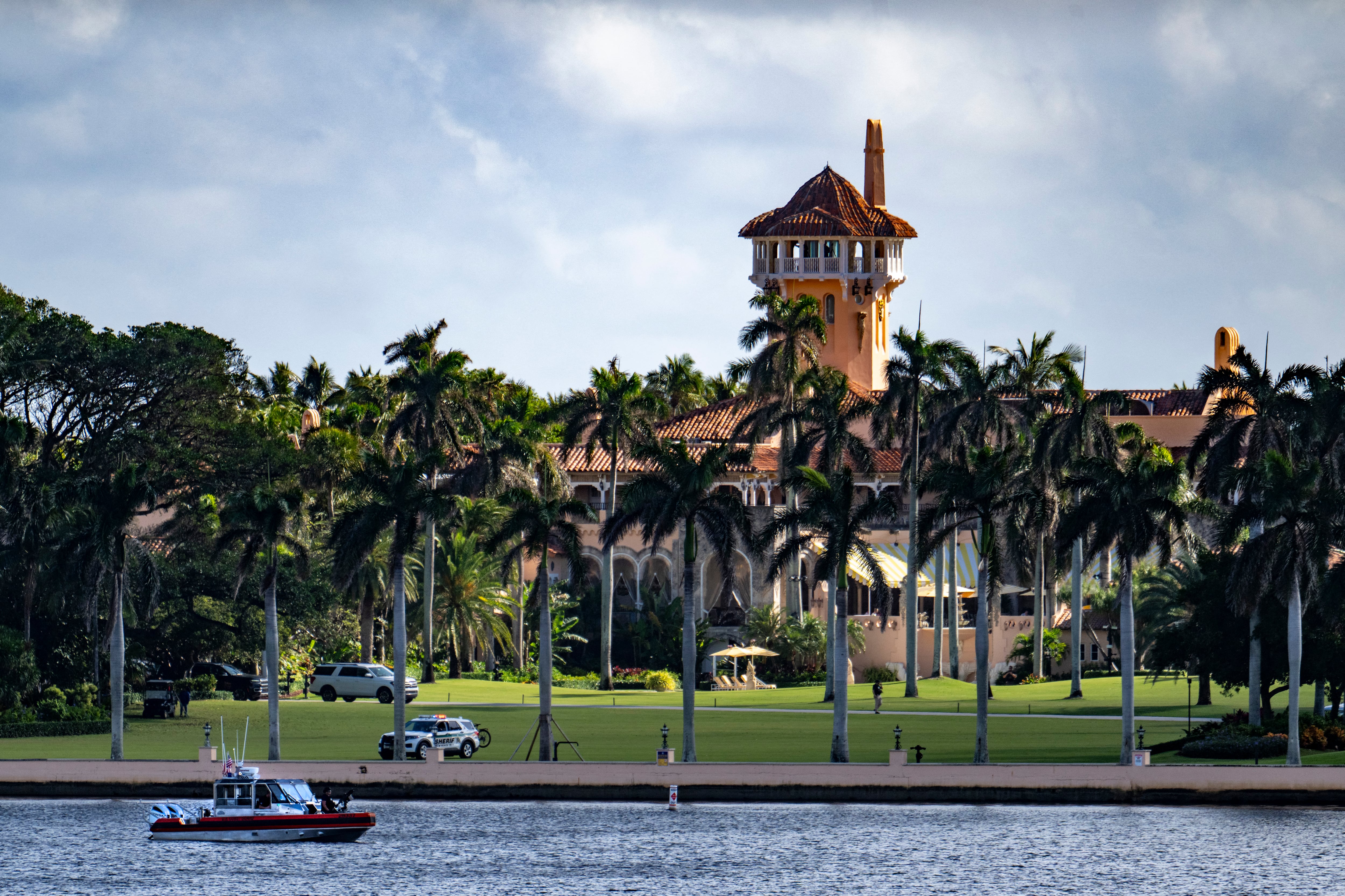 (ARCHIVO) Vista del club Mar-a-Lago en Palm Beach, Florida, el 8 de noviembre de 2024, observado desde el otro lado del agua en West Palm Beach, Florida. El Servicio Secreto de Estados Unidos informó el 22 de febrero de 2026 que sus agentes abatieron a un hombre armado que ingresó ilegalmente a las instalaciones de la propiedad Mar-a-Lago del presidente Donald Trump en Florida. Trump no se encontraba allí en el momento del incidente. (Foto de Jim WATSON / AFP)