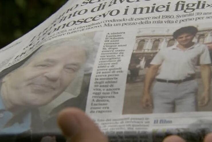 Luciano d'Adamo muestra el artículo sobre él mismo en el periódico 'Il Messaggero', donde también se le puede ver de joven. (RAI1/El Comercio/Perú)