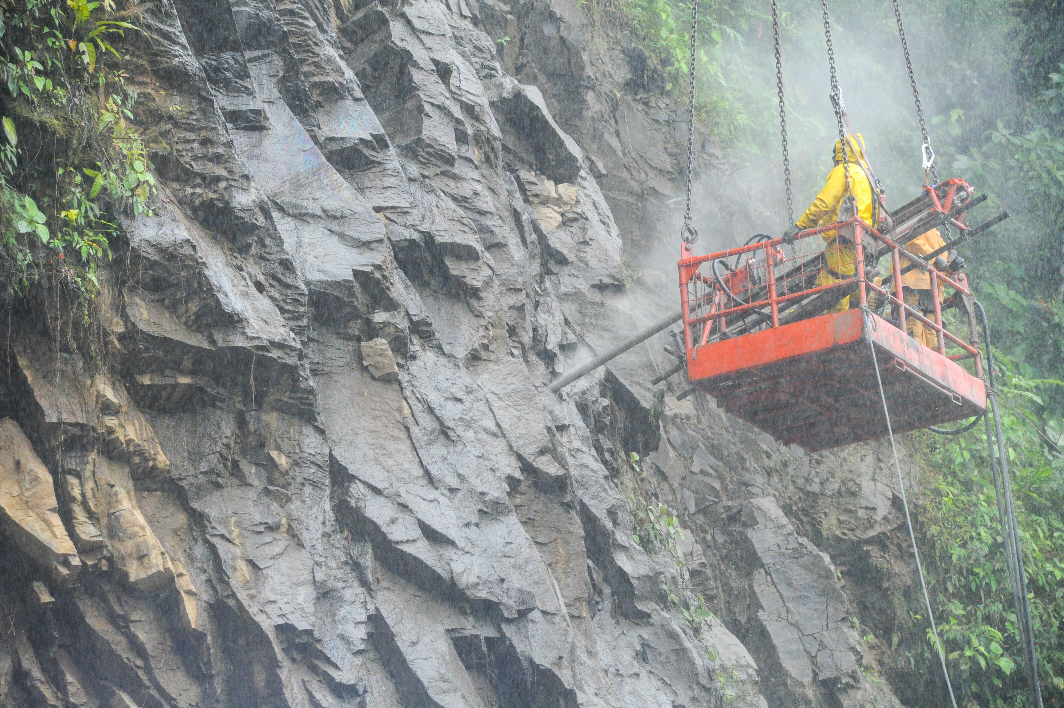 Zurquí ruta 31 voladura de enorme roca