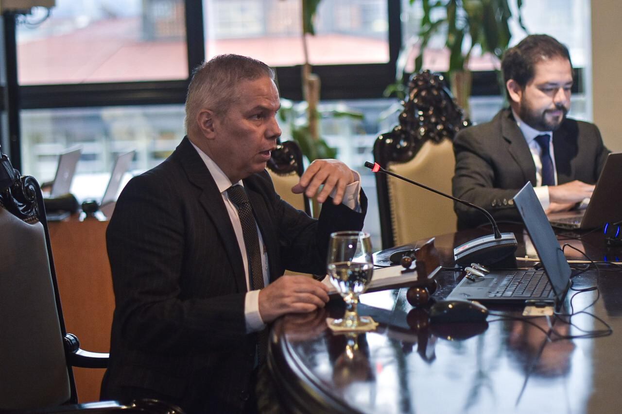 Róger Madrigal, presidente del Banco Central, dijo este viernes que la economía de Costa Rica crecerá más en 2025 impulsada por el sector exportador. A su lado, Alonso Alfaro, economista en jefe de la entidad.