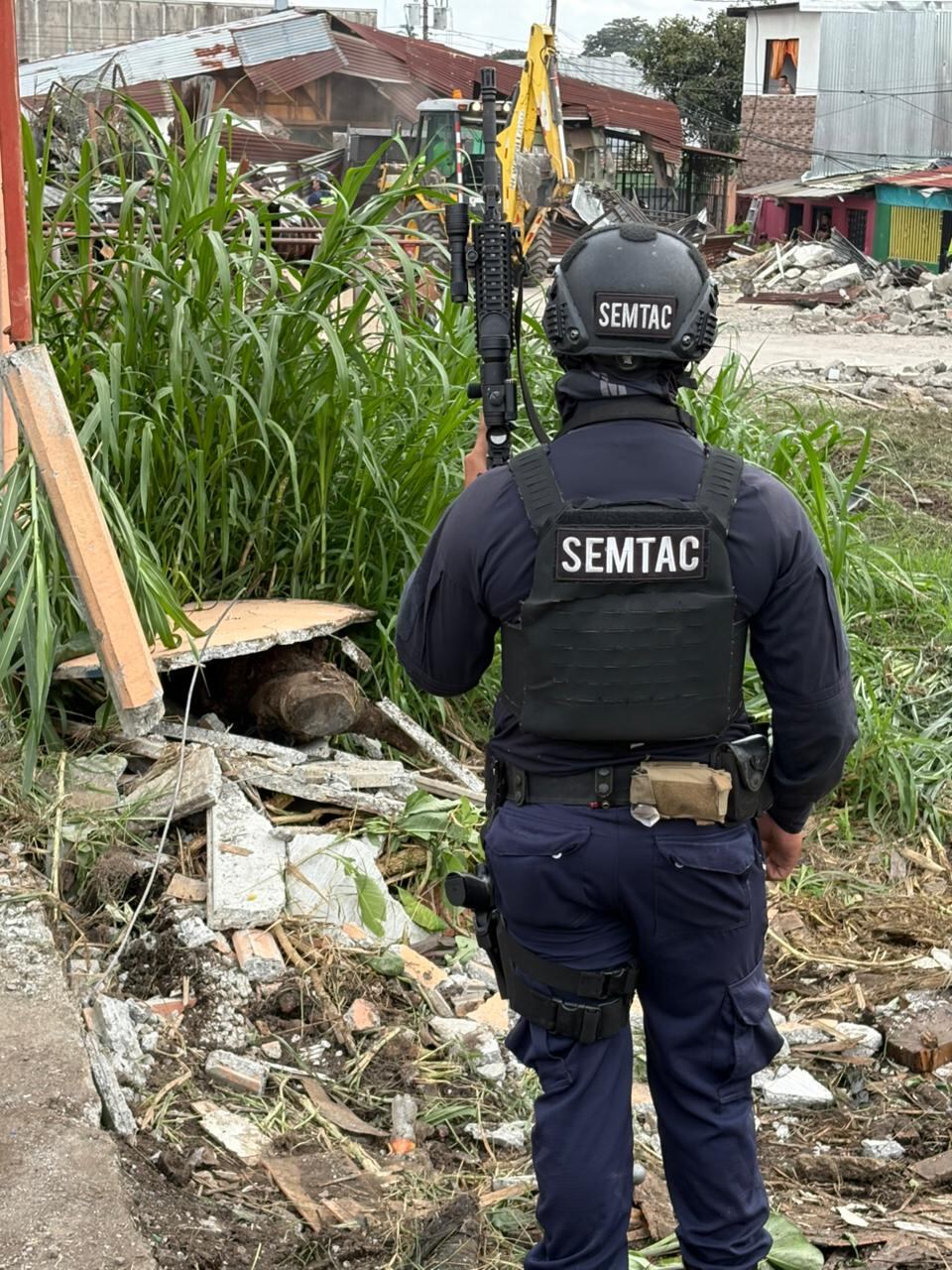 Para la demolición de antiguos búnkers en la Ciudadela 25 de Julio en Hatillo, la policía municipal de San José desplegó tomó el perímetro de los sitos con oficiales armados con fusiles.