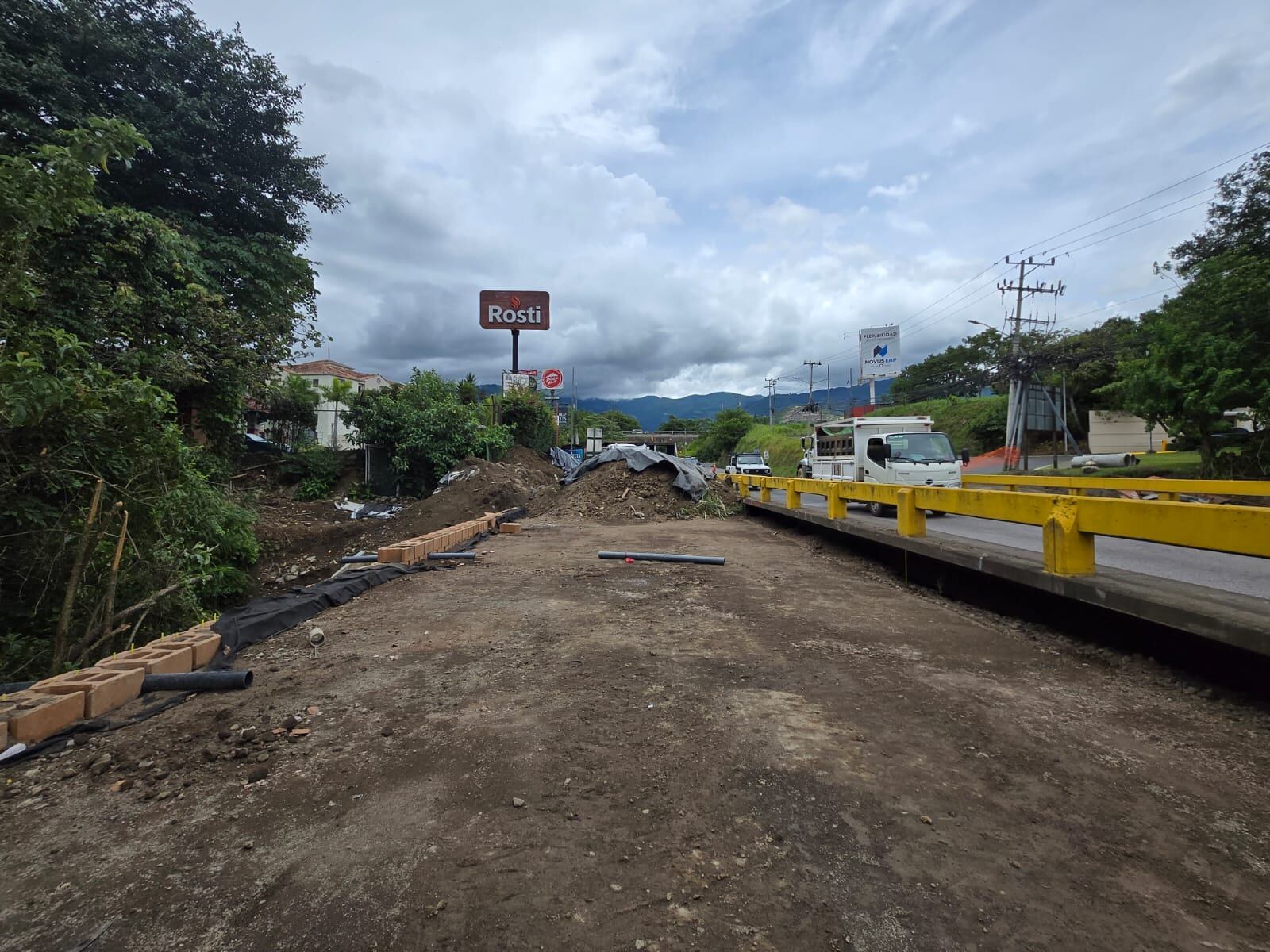 El nuevo puente sobre el río Corrogres alcanzó un 75 % de avance y será habilitado en octubre, según el Conavi.