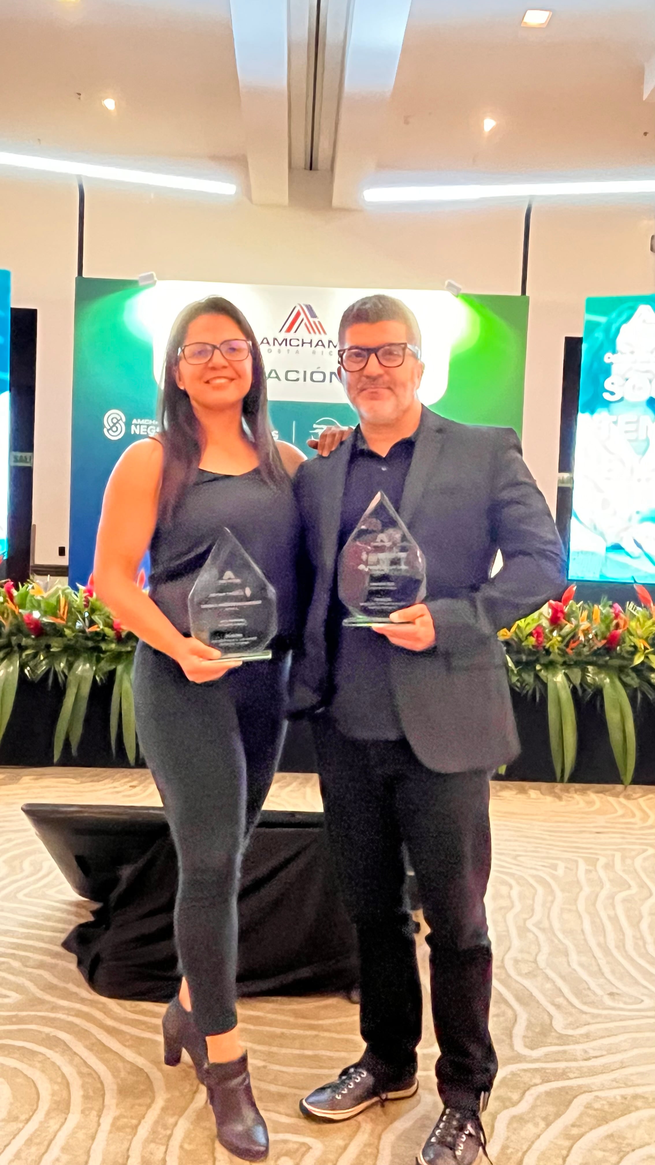 Los periodistas de La Nación, Natasha Cambronero y Juan Fernando Lara, ganaron el Premio Alberto Martén 2025, otorgado por la Cámara Costarricense Norteamericana de Comercio (Amcham), por su investigación sobre daños ambientales y aparentes irregularidades en el Refugio de Vida Silvestre Gandoca Manzanillo.