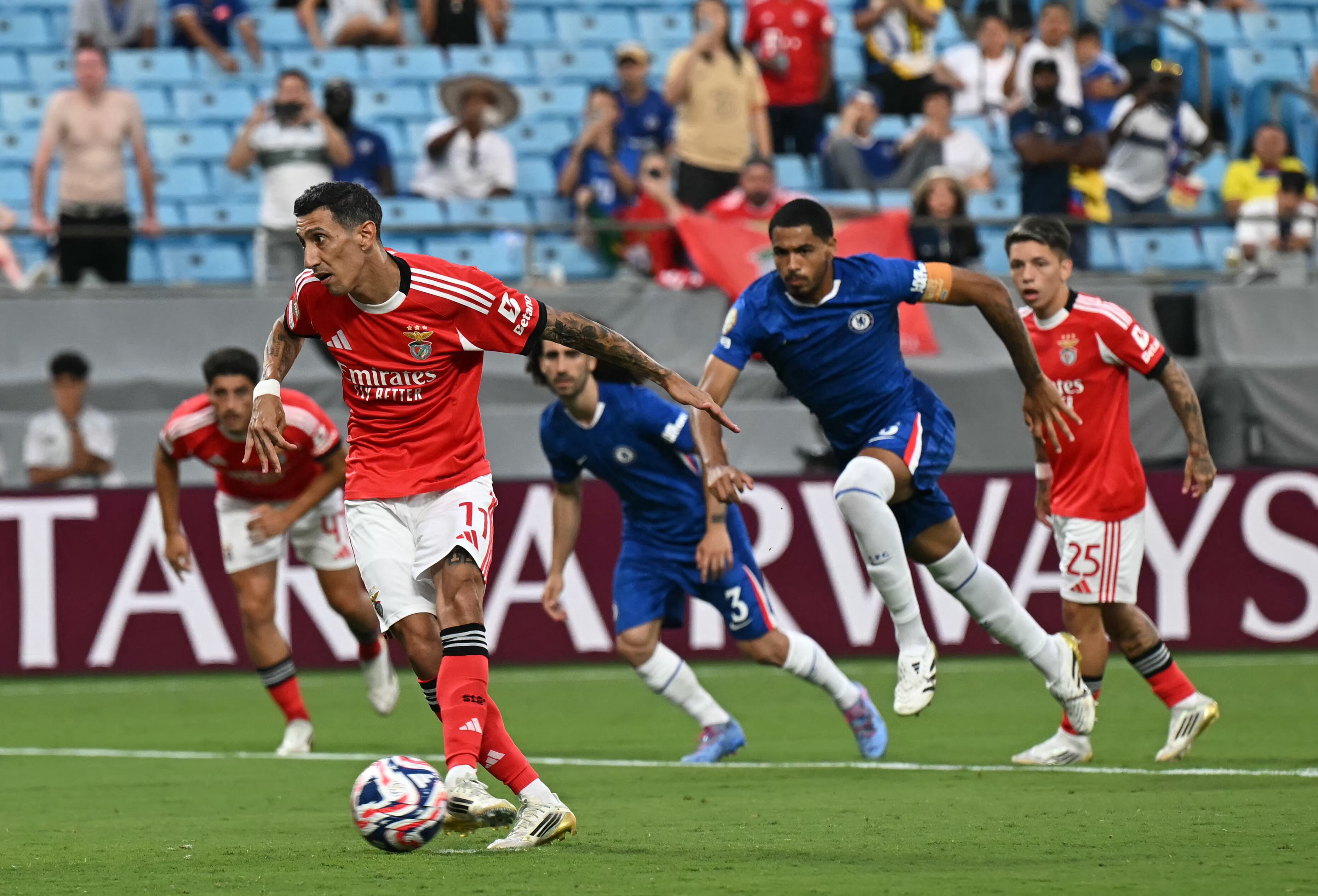 Ángel Di Maria anota desde el punto de penal su último gol con el Benfica, en el duelo ante Chelsea por el Mundial de Clubes.