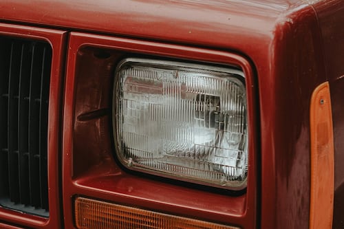 Faros de carro: Descubra los pros y contras de los diferentes tipos de luces