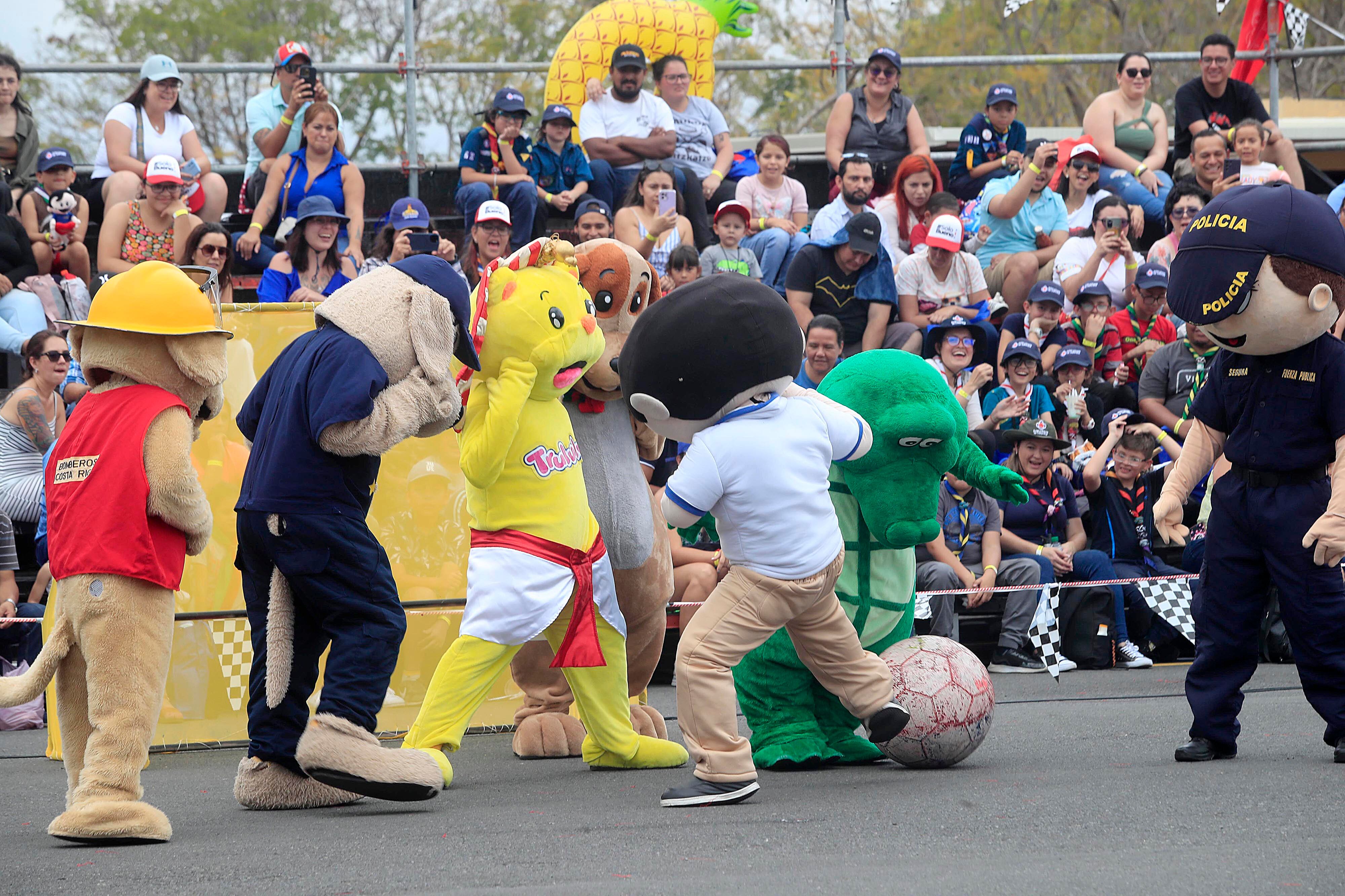 18/02/2024 Museo de los Niños, Parqueo C. Las familias disfrutaron, este domingo, del tradicional Campeonato Nacional de Personajes del Museo de los Niños 2024. Más de 25 personajes y botargas inflables y de peluche, de diferentes marcas, empresas e instituciones participaron en la competencia más divertida y colorida del año. Por segundo año, el evento se realizó en un espacio limitado, en formato estadio y con graderías donde el público disfrutó cómodamente sentado de todas las actividades.