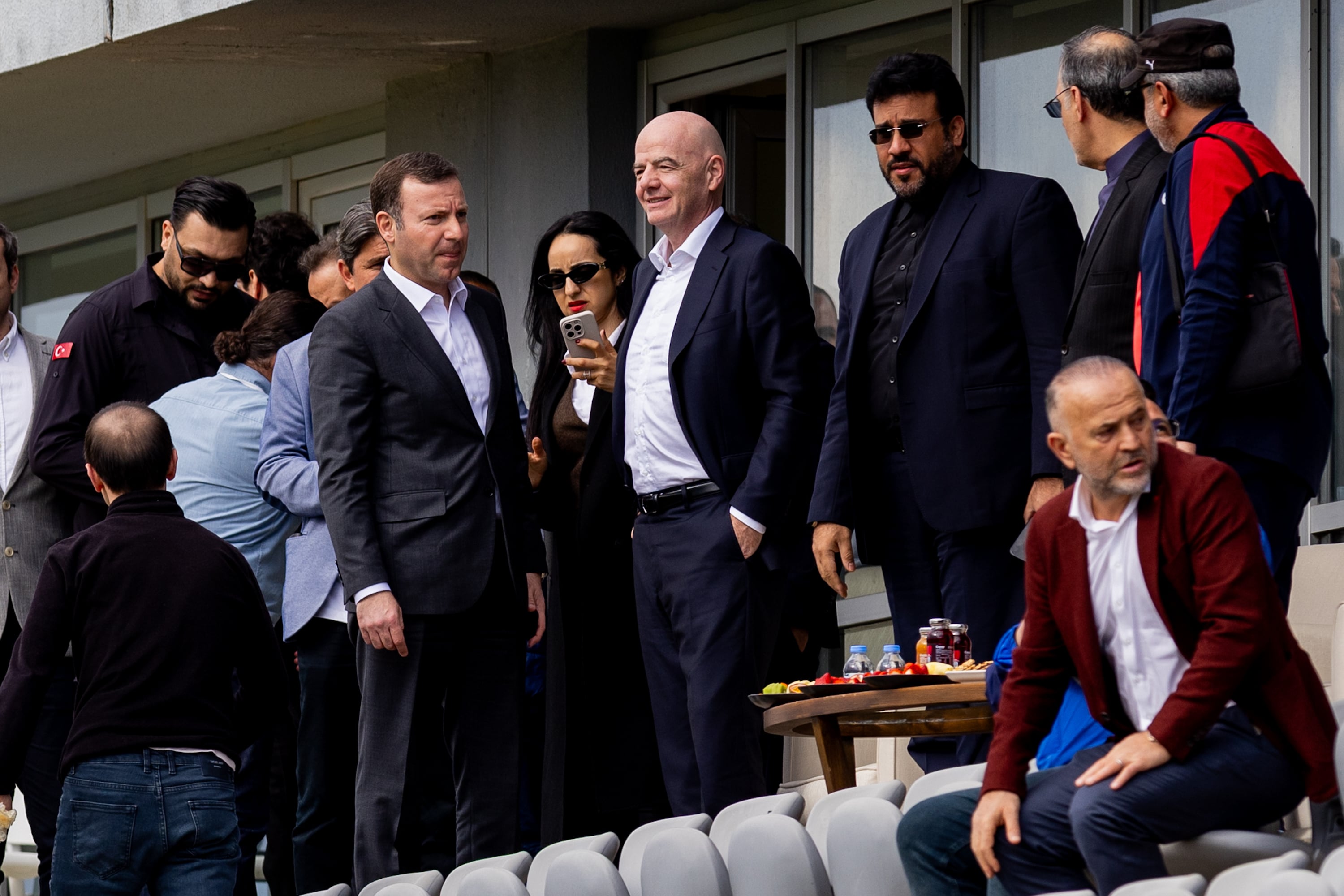 Gianni Infantino observando el partido de Irán vs. Costa Rica en Turquía.